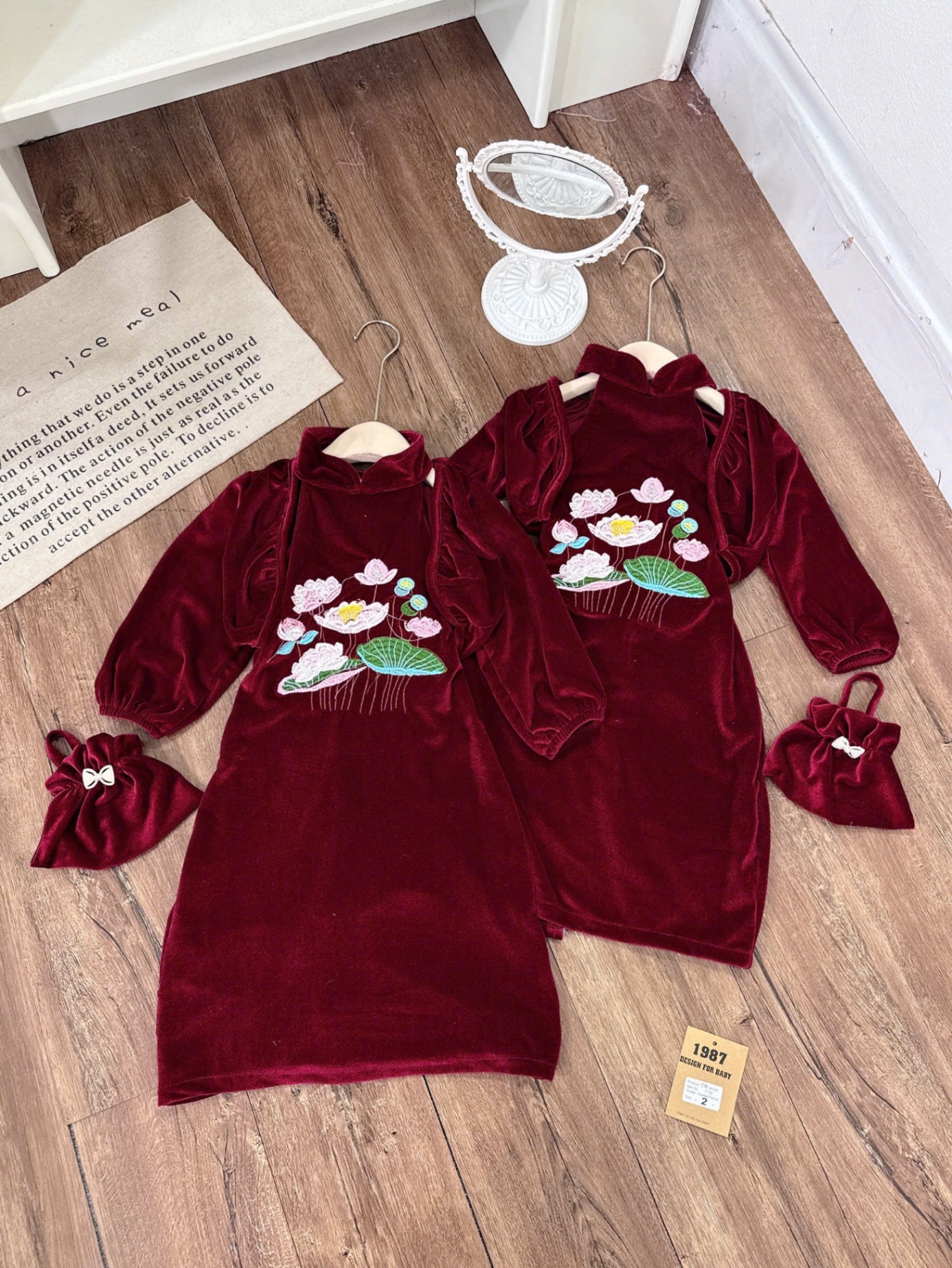 Sét váy nhung thêu hoa sen kèm áo ngoài và túi bé gái