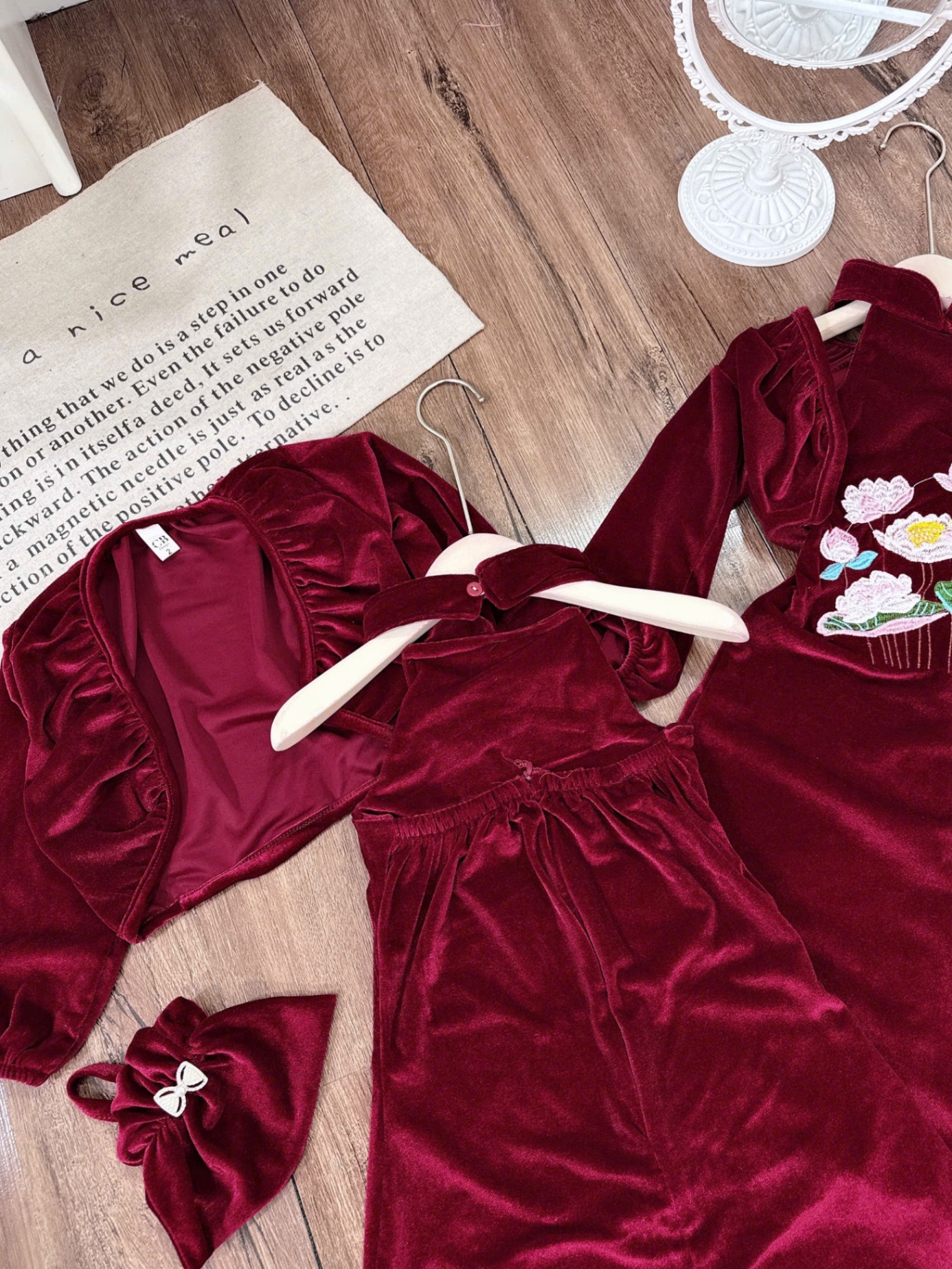 Sét váy nhung thêu hoa sen kèm áo ngoài và túi bé gái