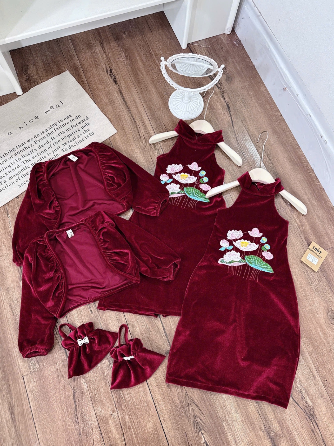 Sét váy nhung thêu hoa sen kèm áo ngoài và túi bé gái