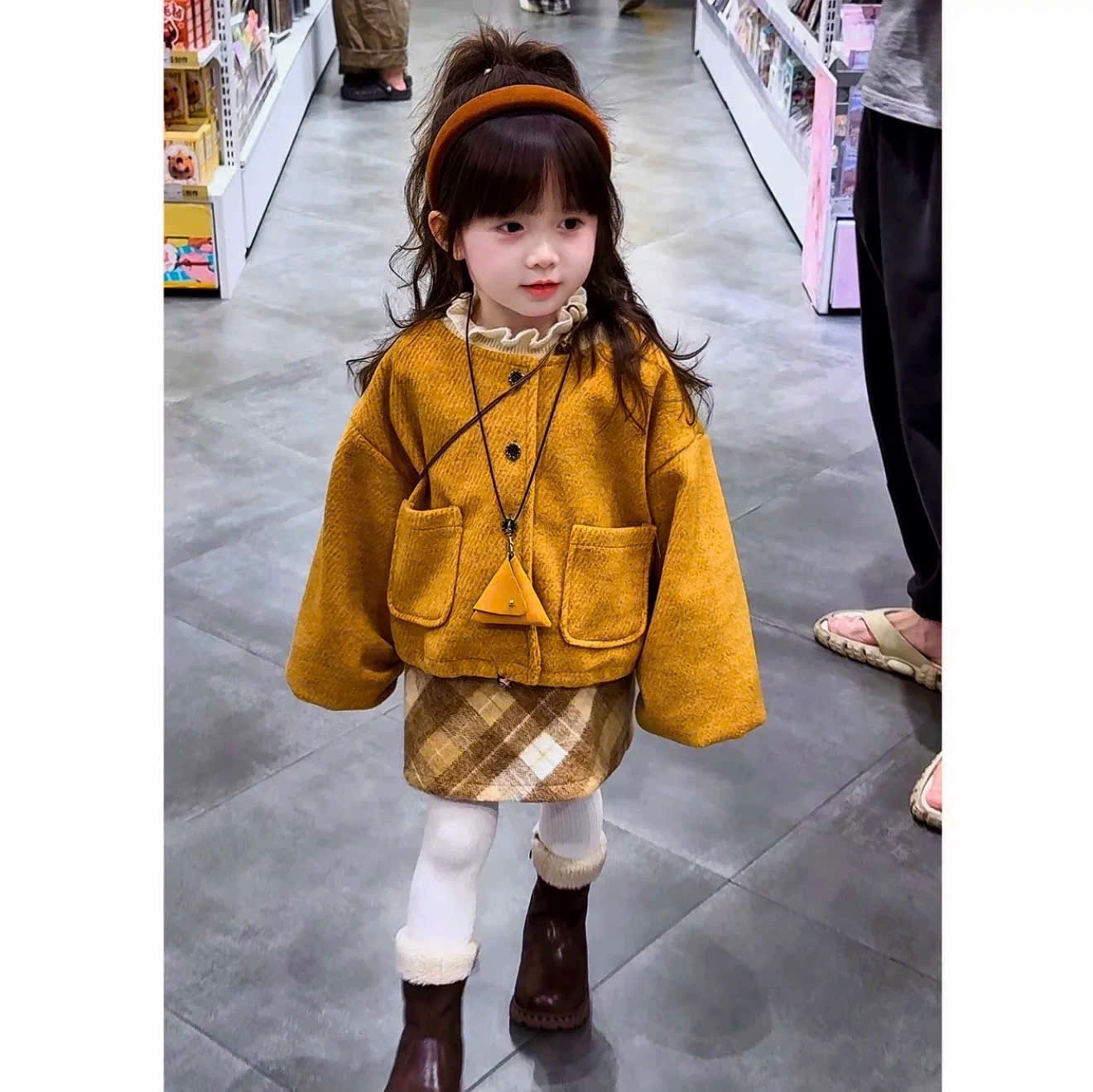 Dạ nâu vàng 3 chi tiết bé gái