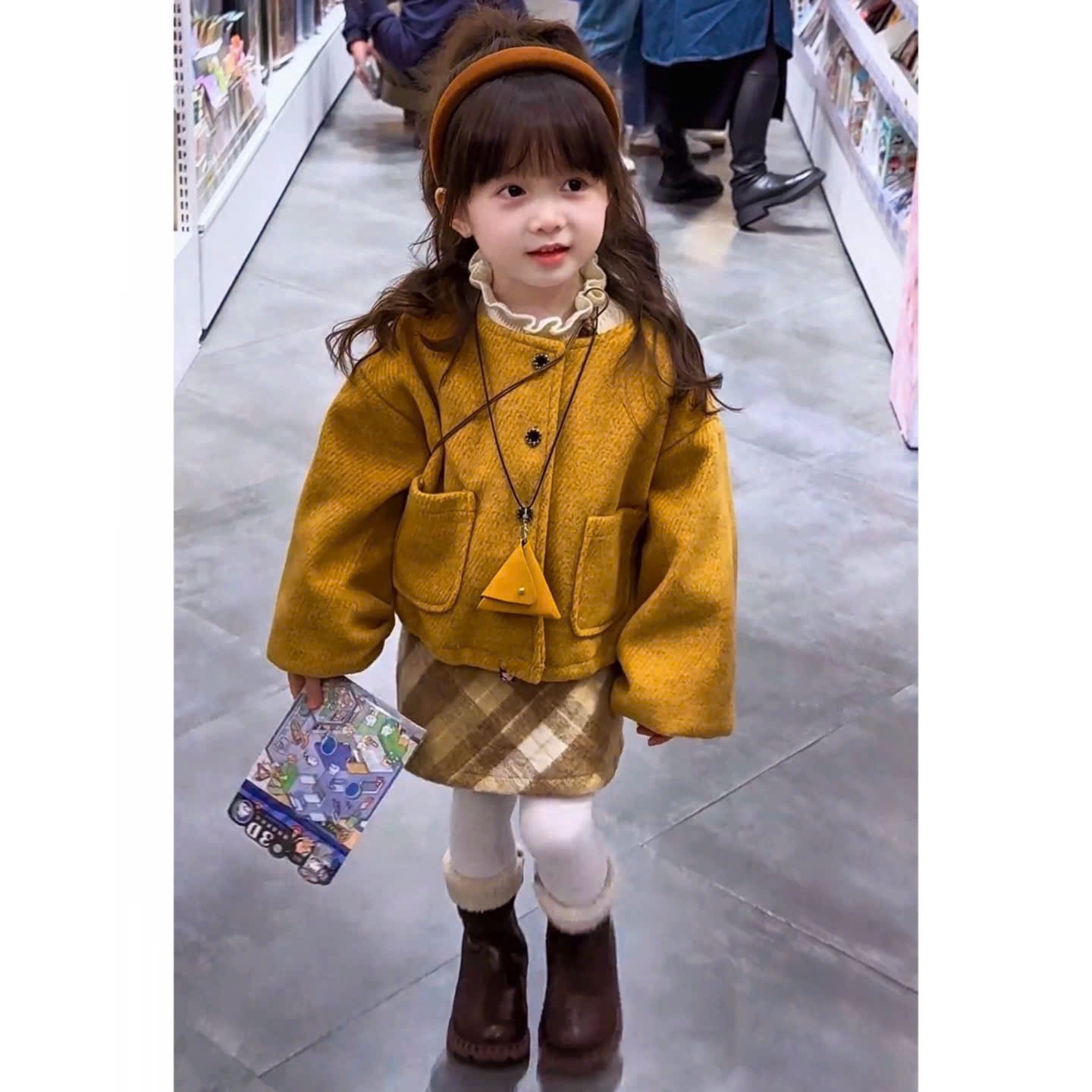 Dạ nâu vàng 3 chi tiết bé gái