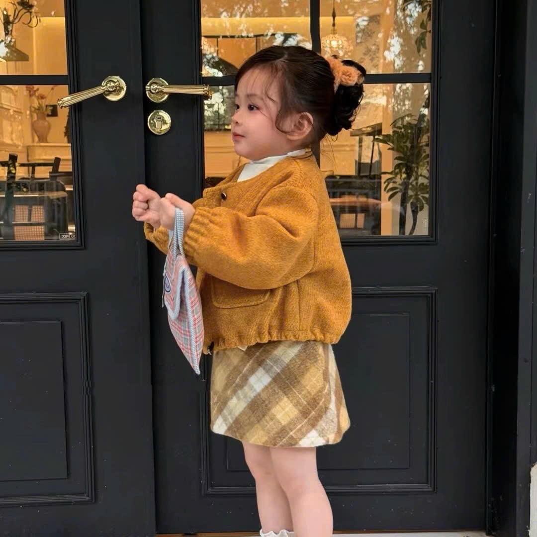 Dạ nâu vàng 3 chi tiết bé gái