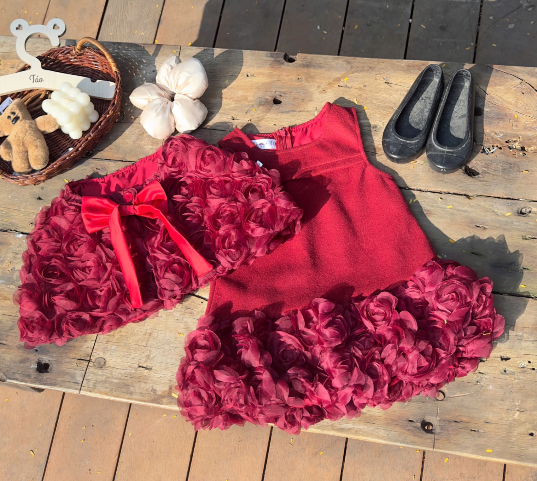 Váy dạ đỏ phối hoa kèm choàng hoa bé gái