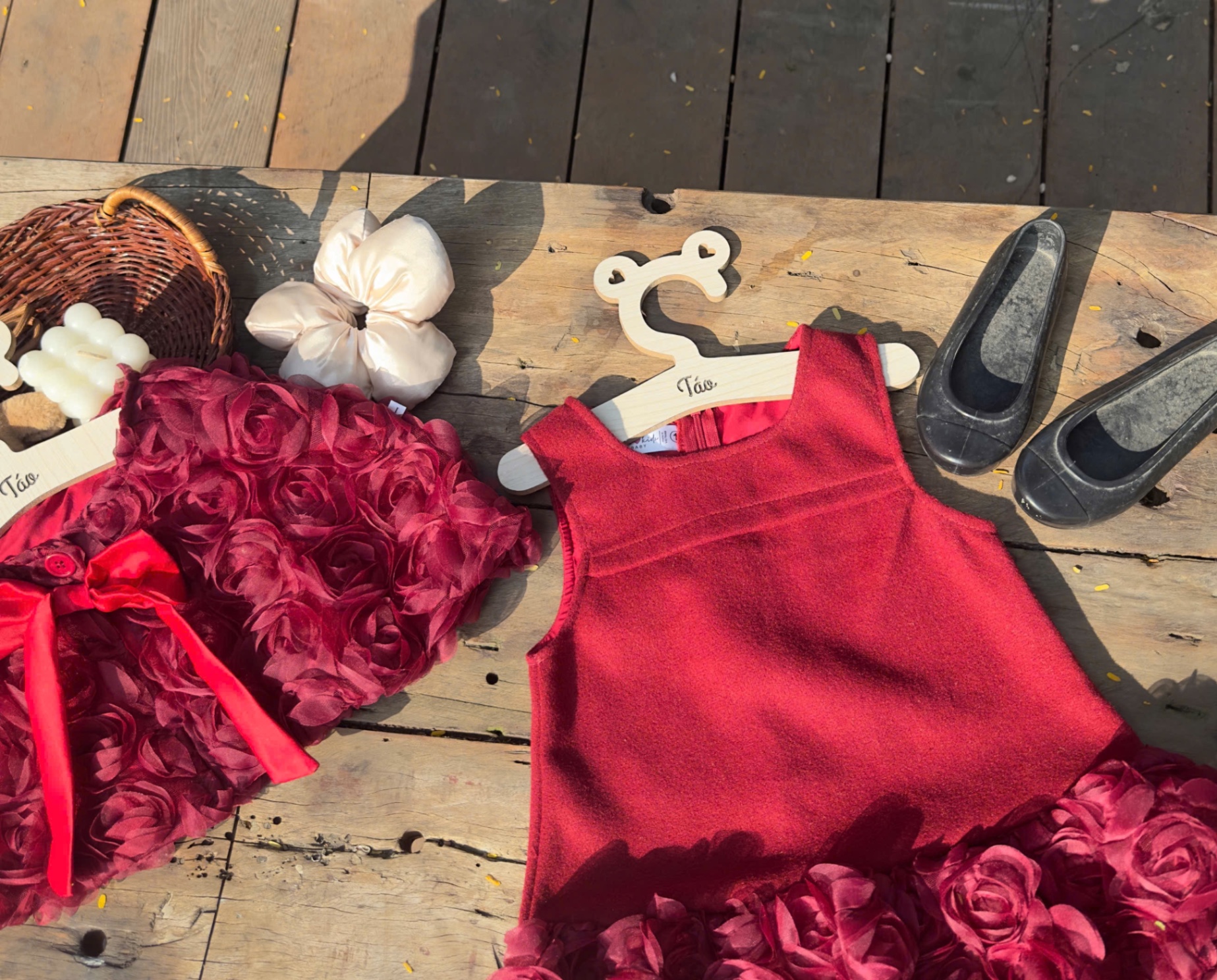 Váy dạ đỏ phối hoa kèm choàng hoa bé gái