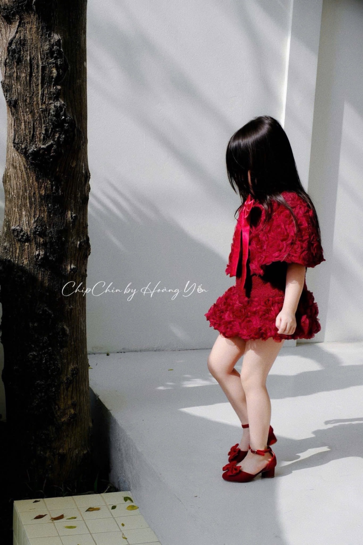 Váy dạ đỏ phối hoa kèm choàng hoa bé gái