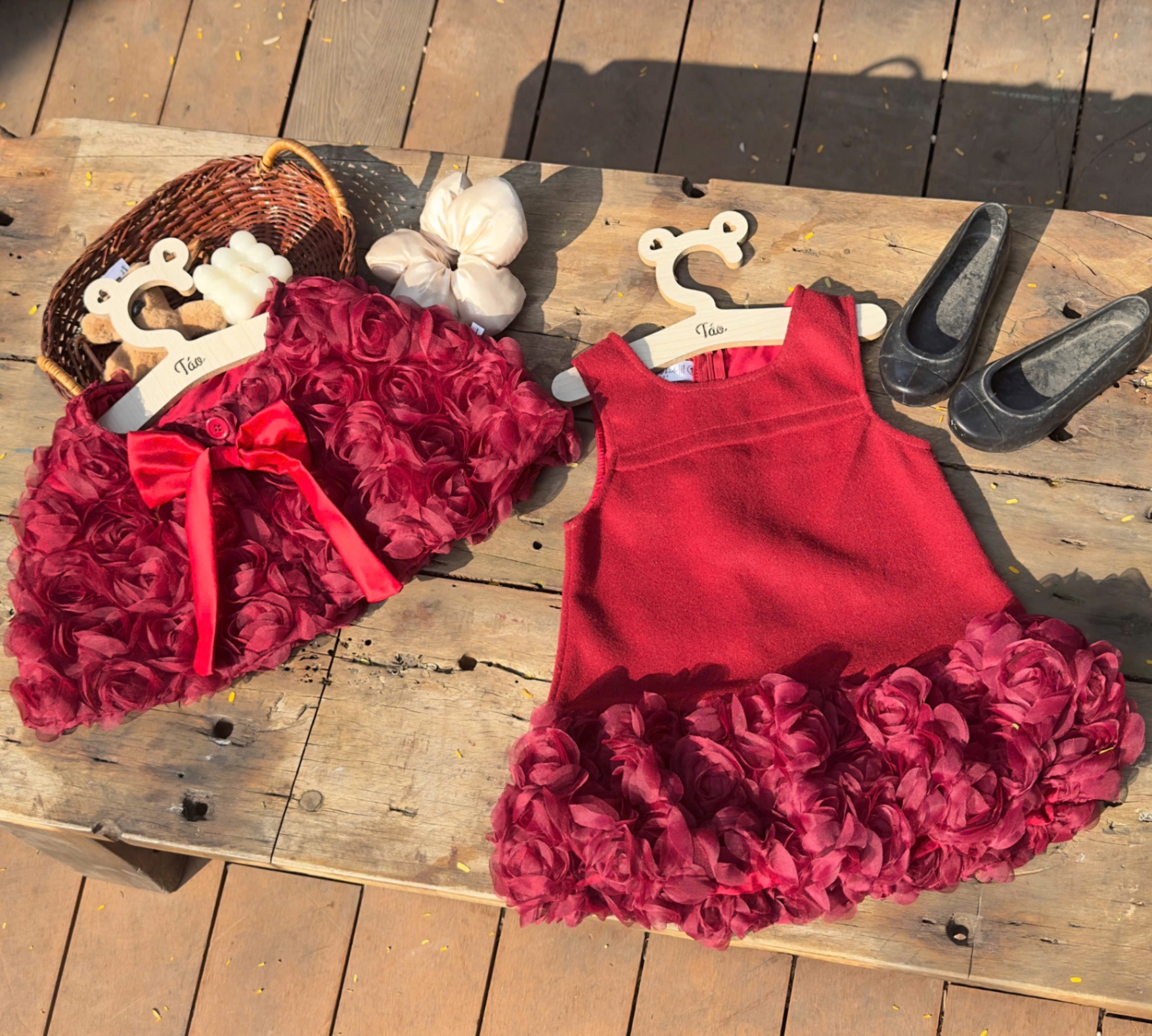 Váy dạ đỏ phối hoa kèm choàng hoa bé gái