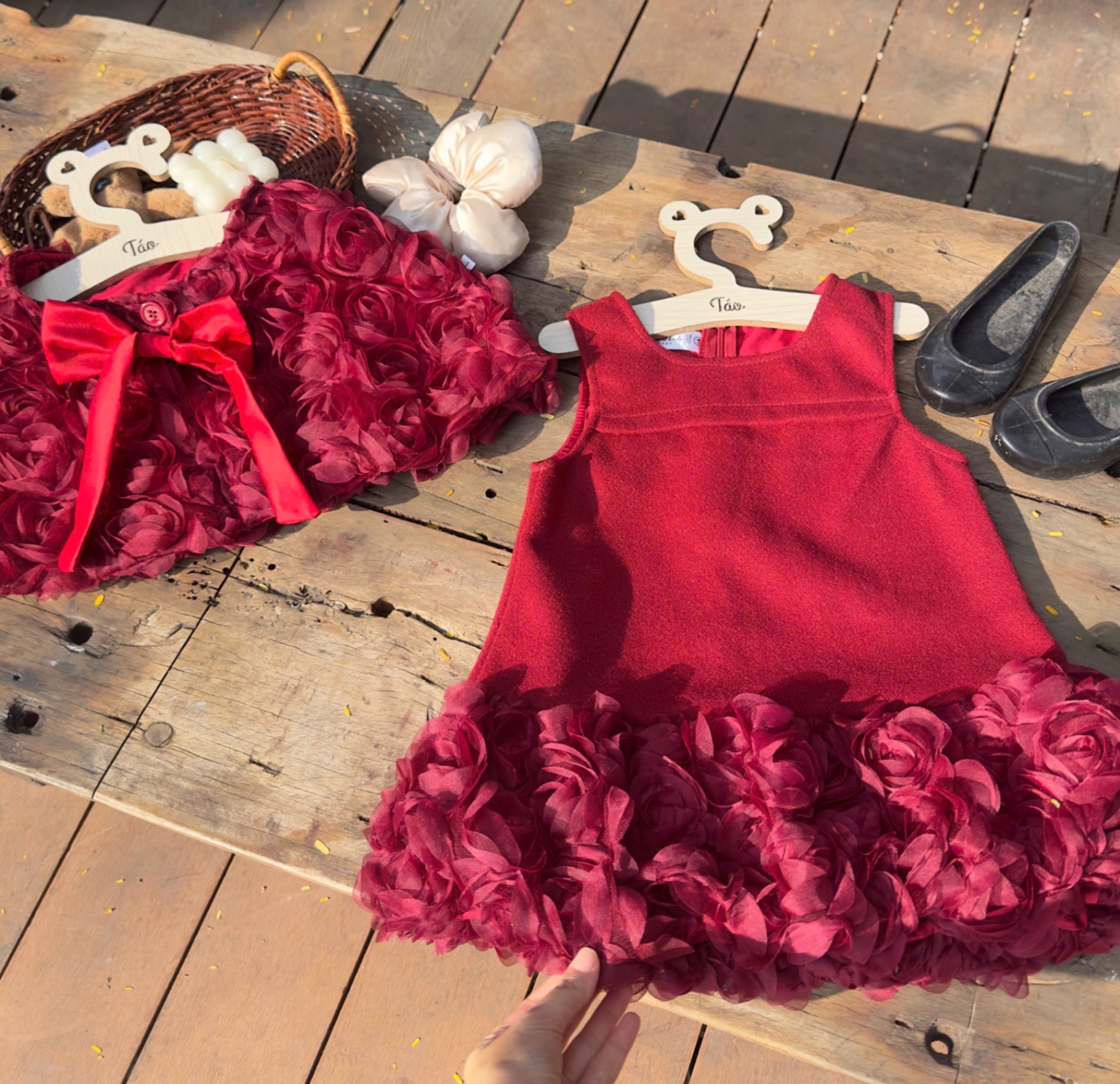 Váy dạ đỏ phối hoa kèm choàng hoa bé gái