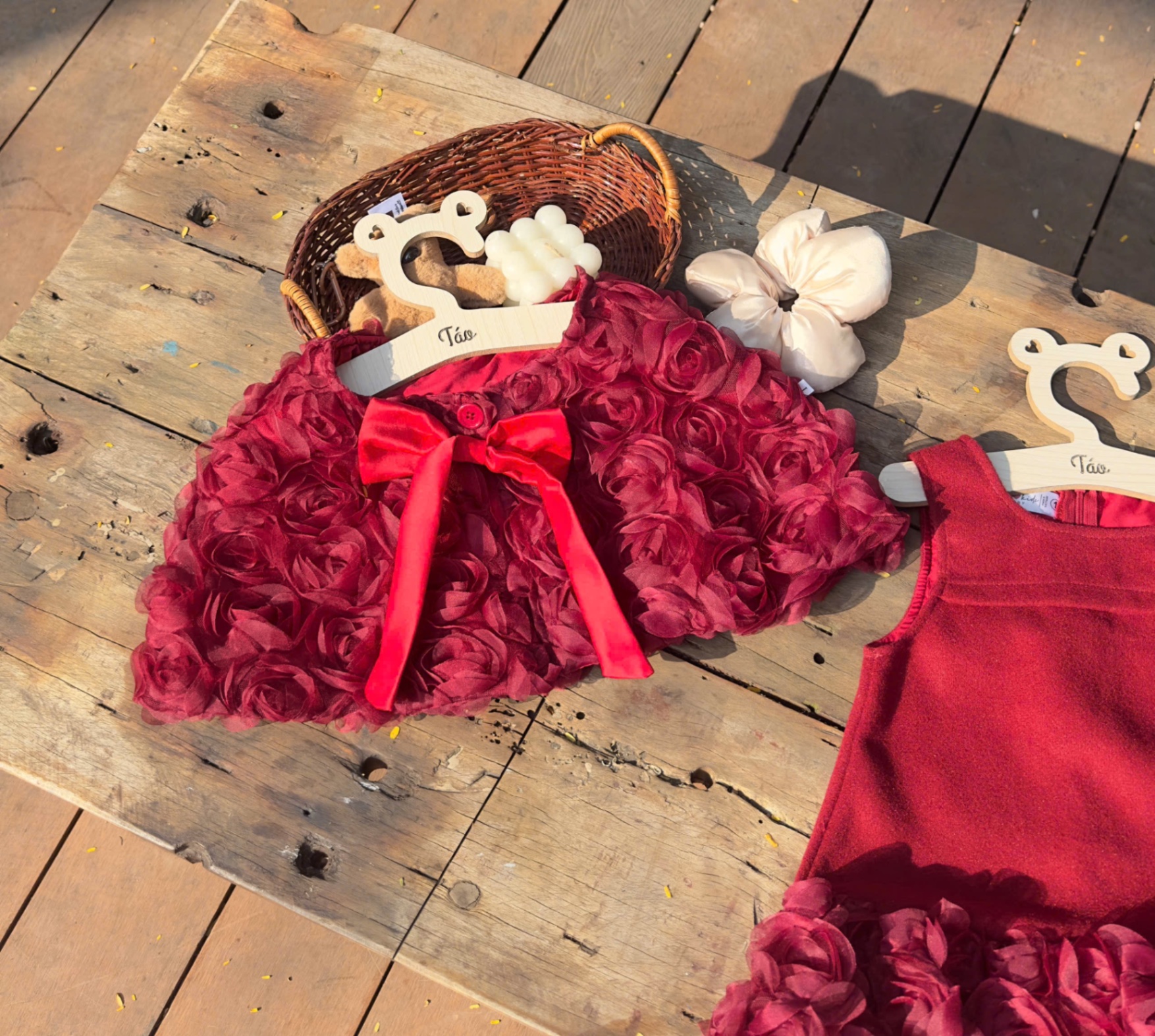 Váy dạ đỏ phối hoa kèm choàng hoa bé gái