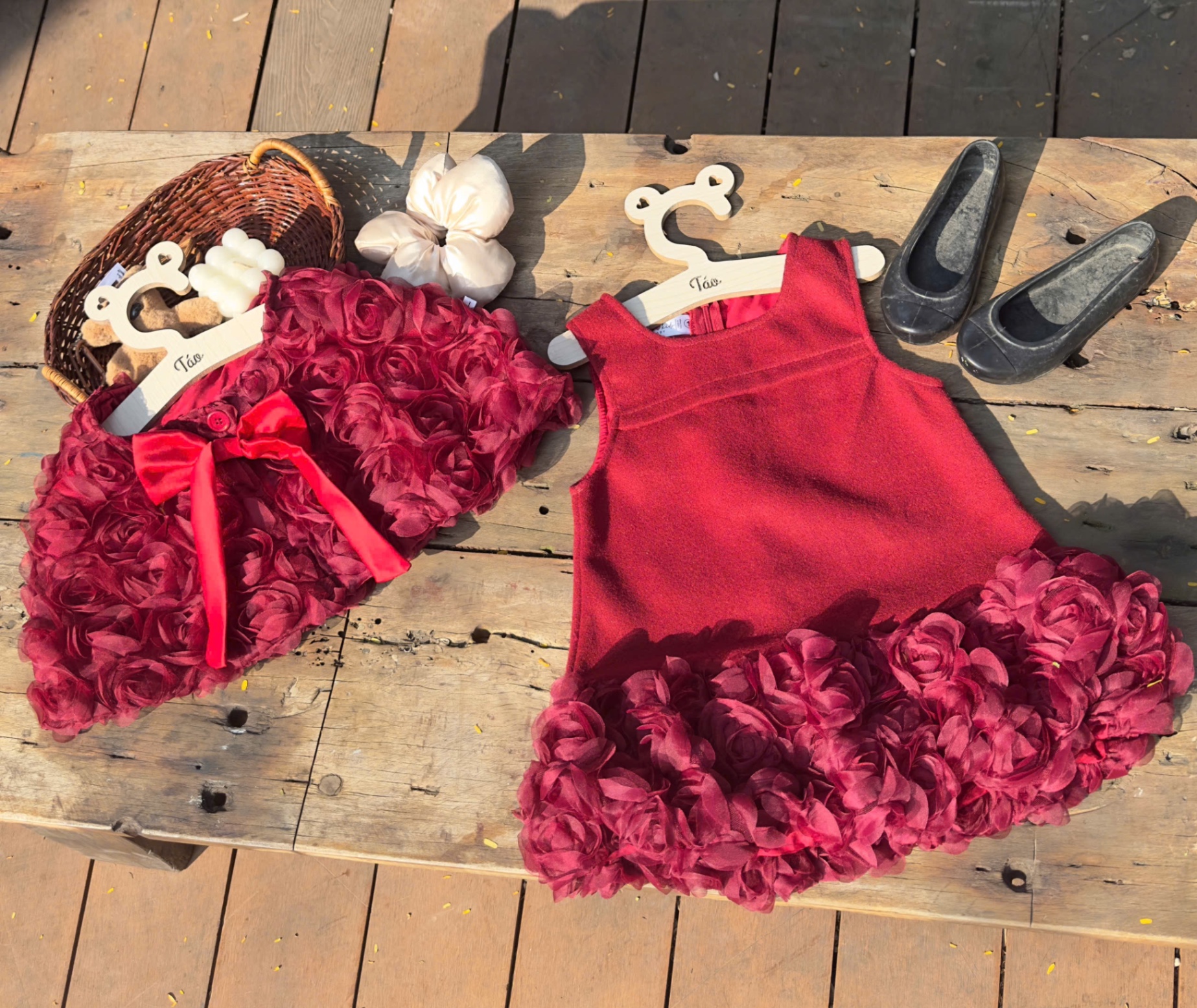 Váy dạ đỏ phối hoa kèm choàng hoa bé gái