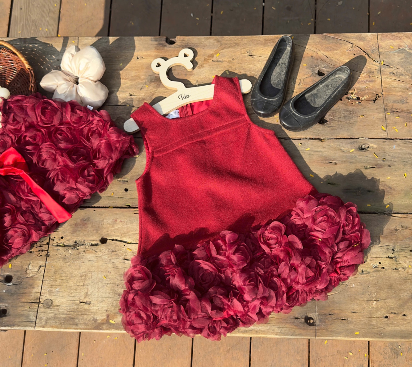 Váy dạ đỏ phối hoa kèm choàng hoa bé gái