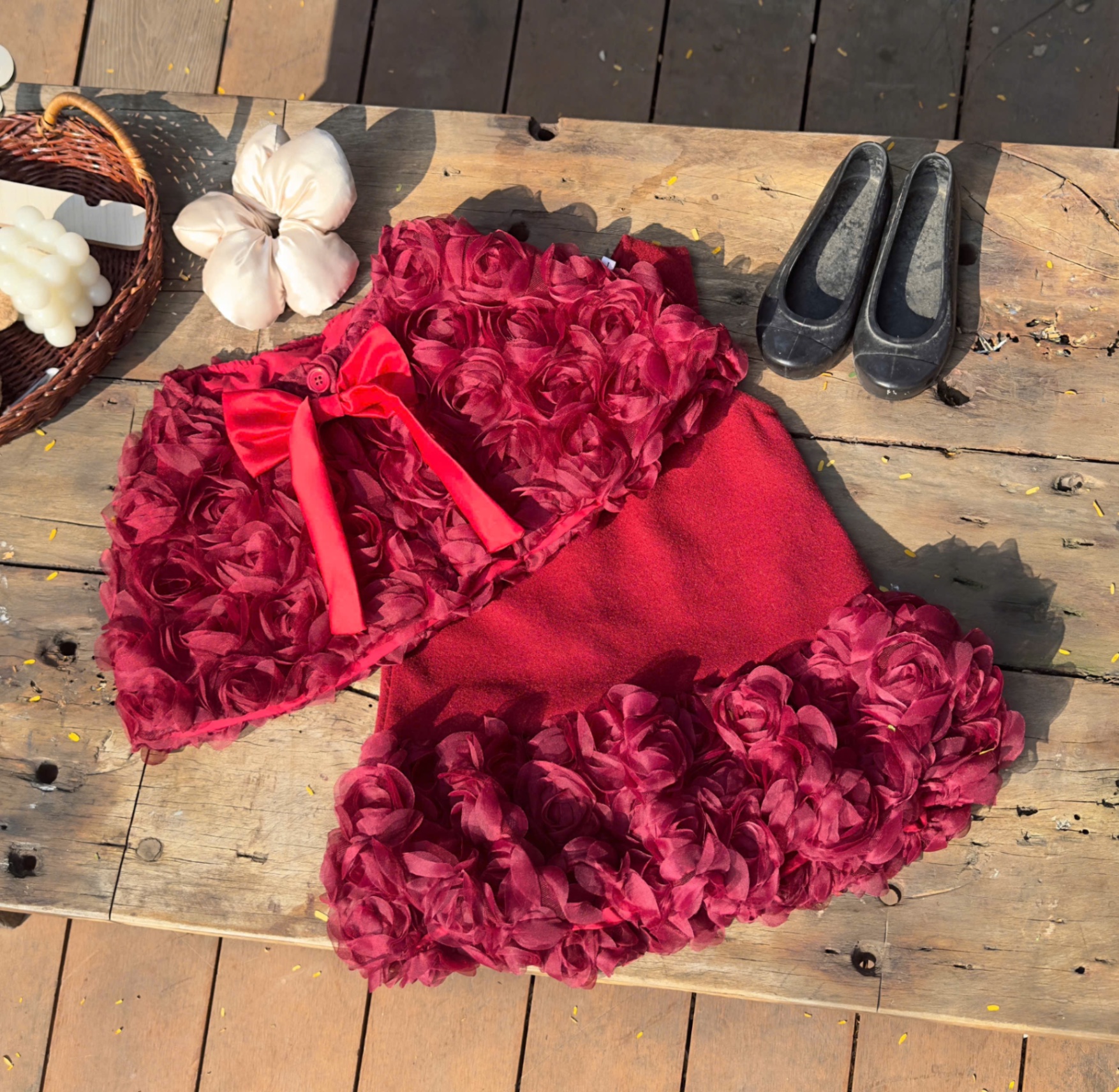 Váy dạ đỏ phối hoa kèm choàng hoa bé gái