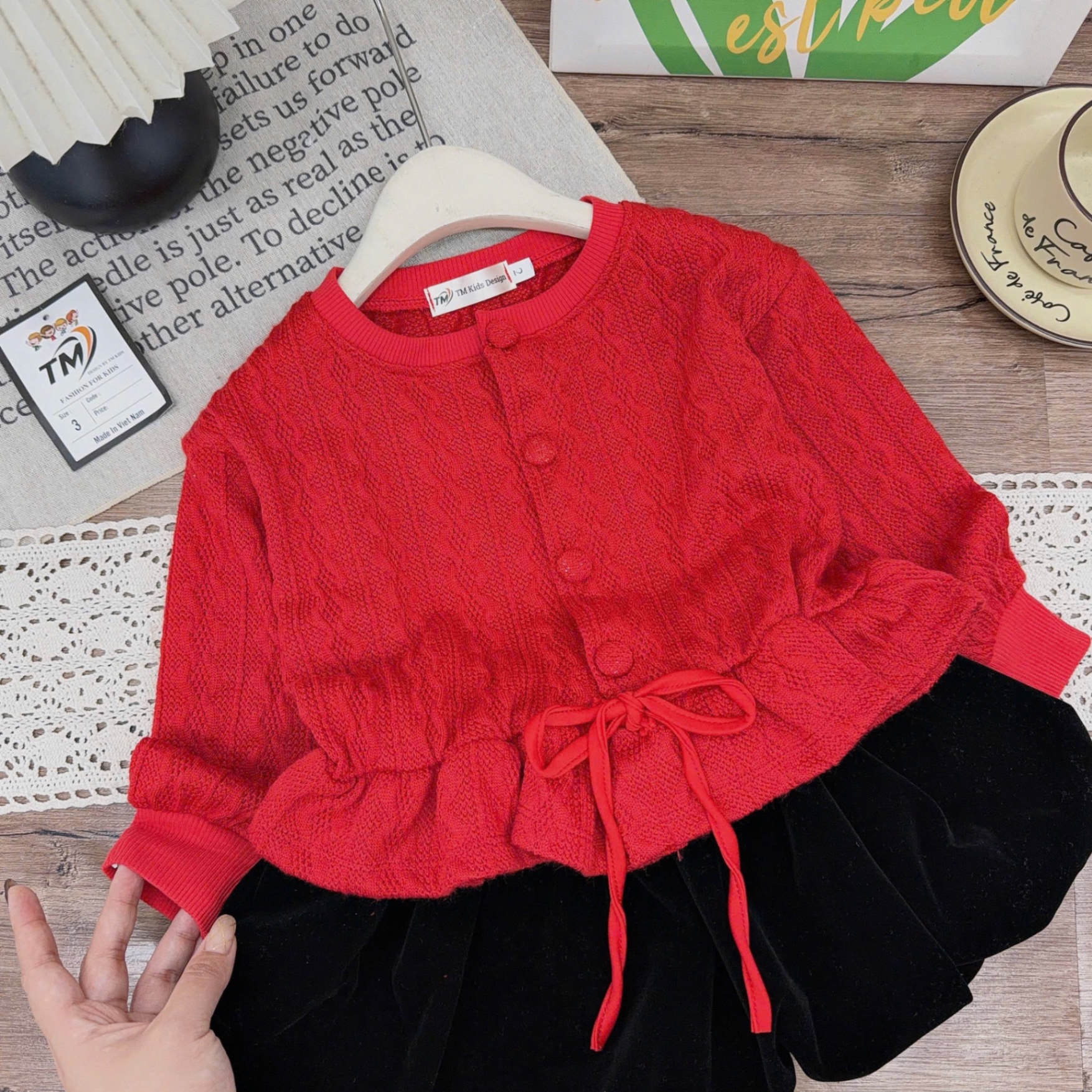 Sét áo len đỏ bo eo cv nhung đen dập ly bé gái