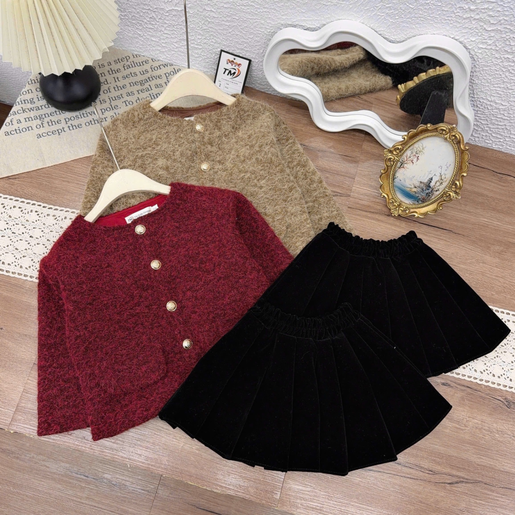 Sét bộ dạ nâu đỏ chân váy xếp ly bé gái