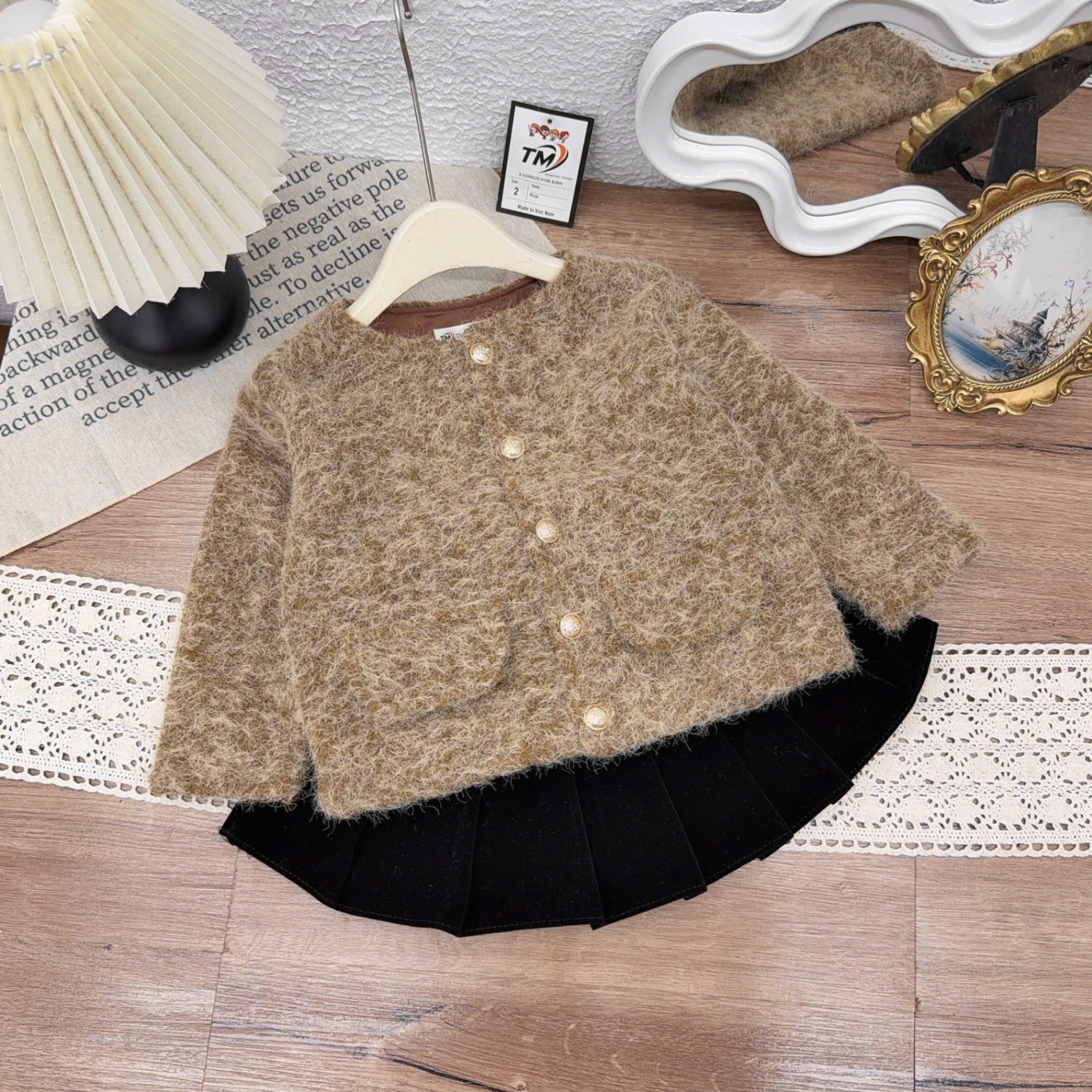 Sét bộ dạ nâu đỏ chân váy xếp ly bé gái