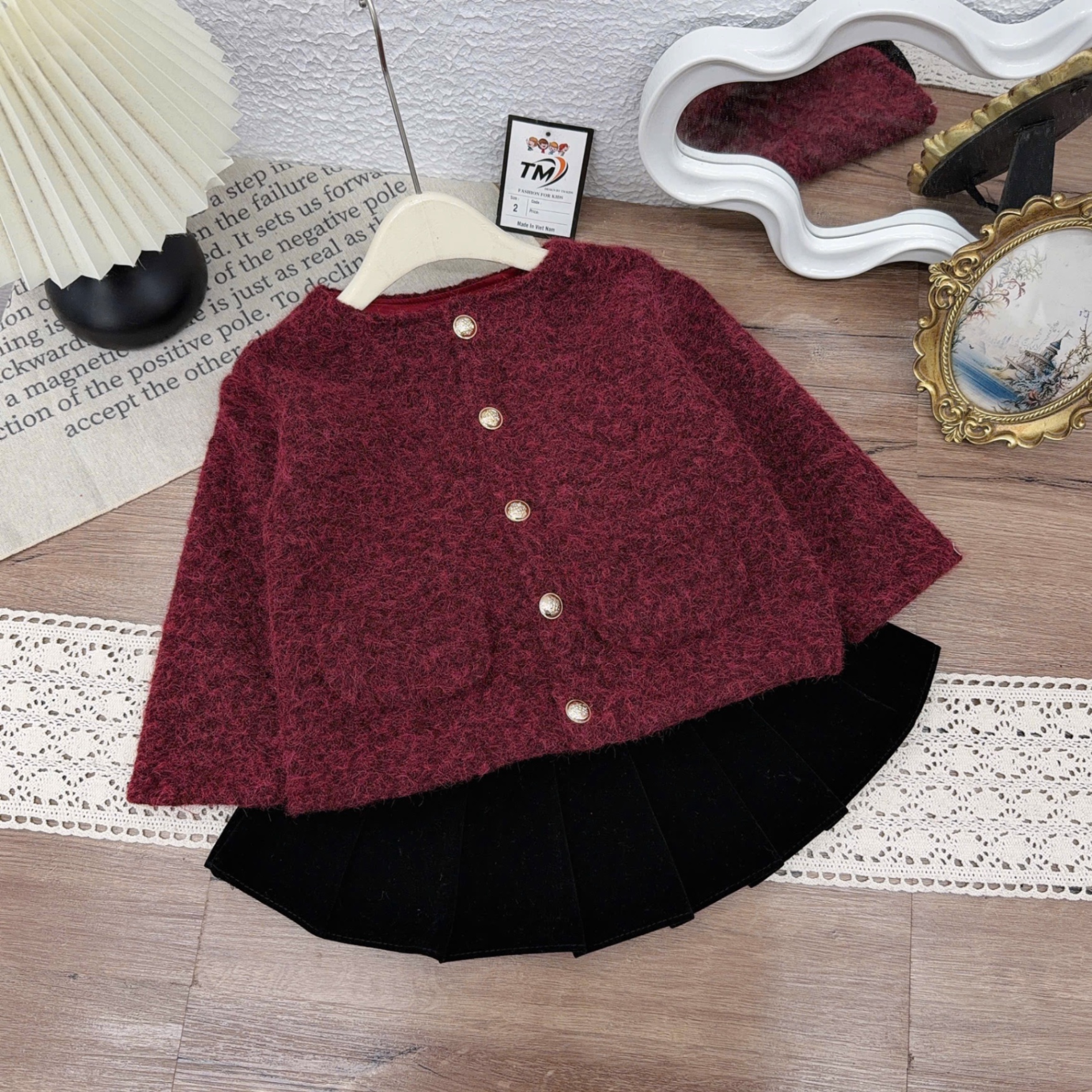 Sét bộ dạ nâu đỏ chân váy xếp ly bé gái