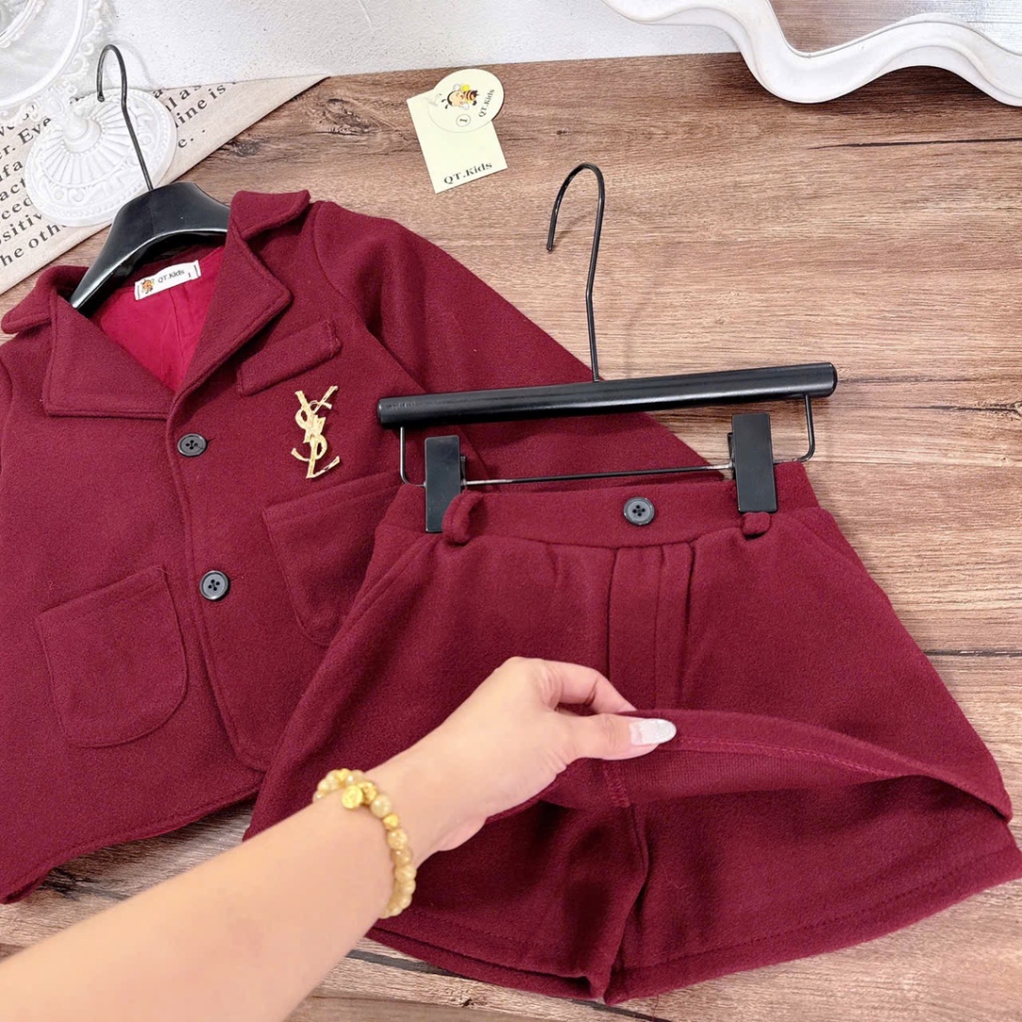 Sét dạ đỏ kèm tag cài quần sooc giả váy bé gái