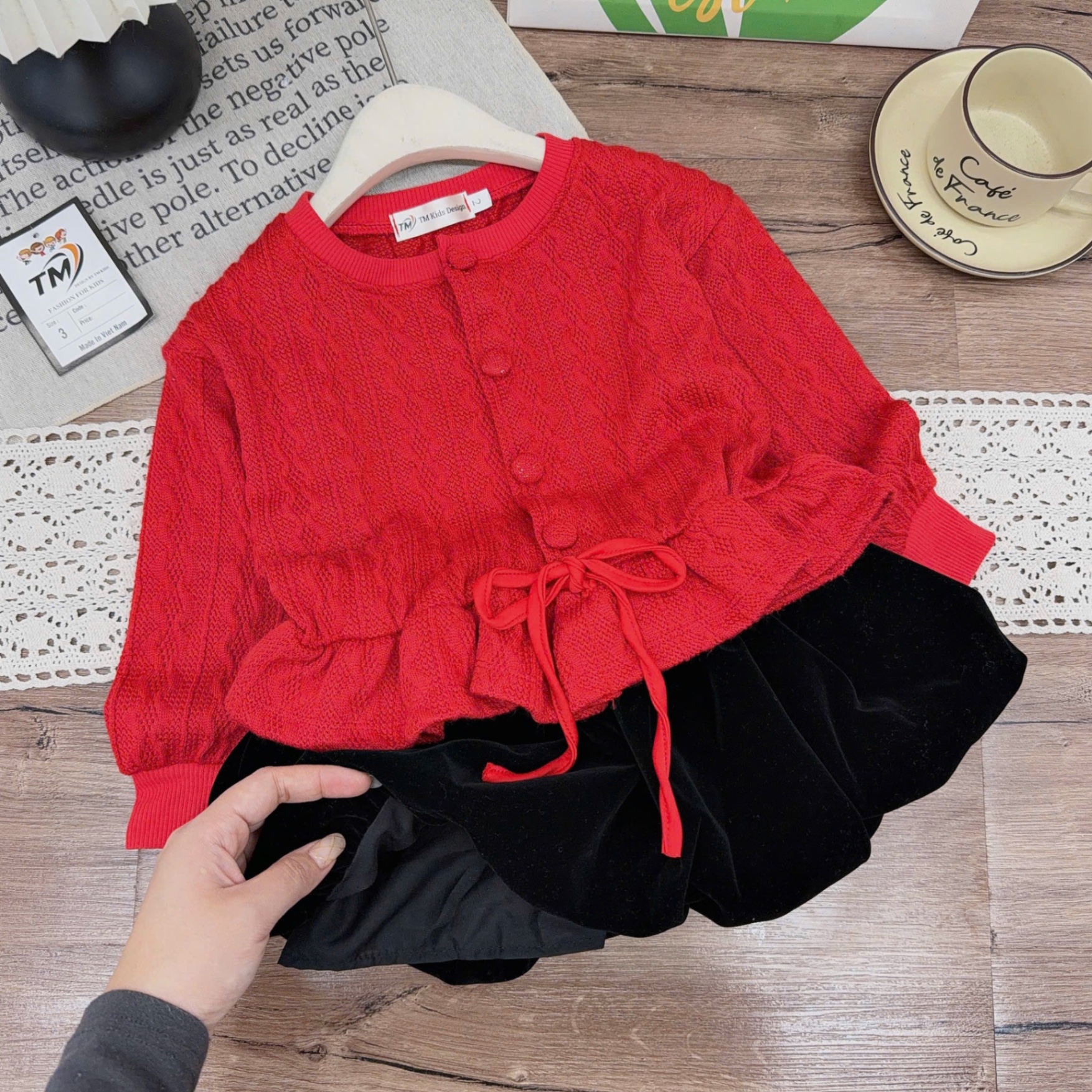 Sét áo len đỏ bo eo cv nhung đen dập ly bé gái