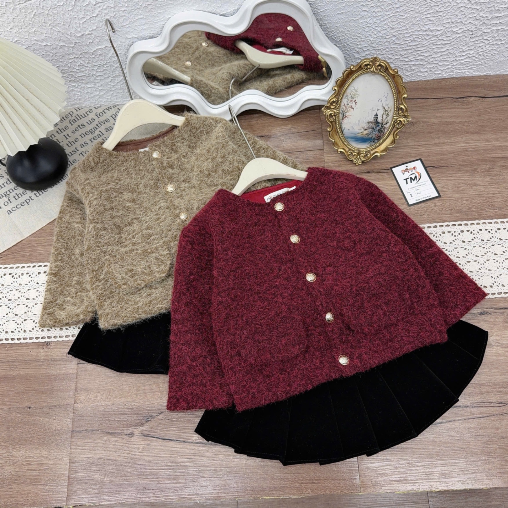 Sét bộ dạ nâu đỏ chân váy xếp ly bé gái