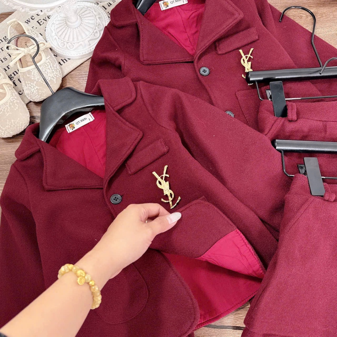 Sét dạ đỏ kèm tag cài quần sooc giả váy bé gái