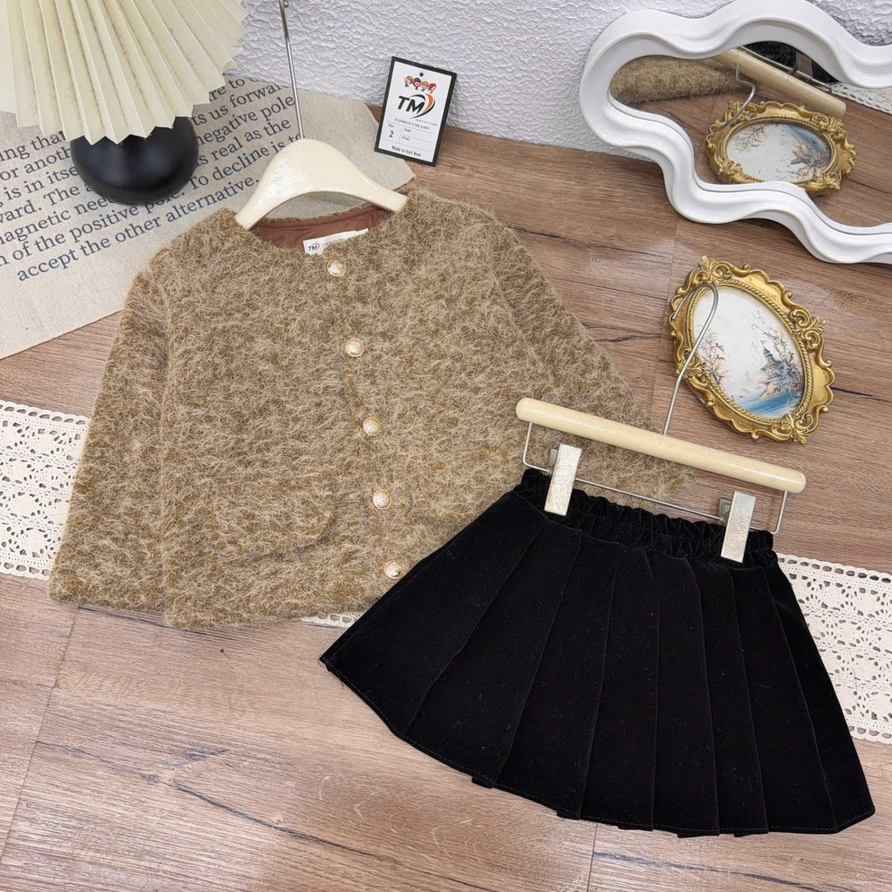 Sét bộ dạ nâu đỏ chân váy xếp ly bé gái