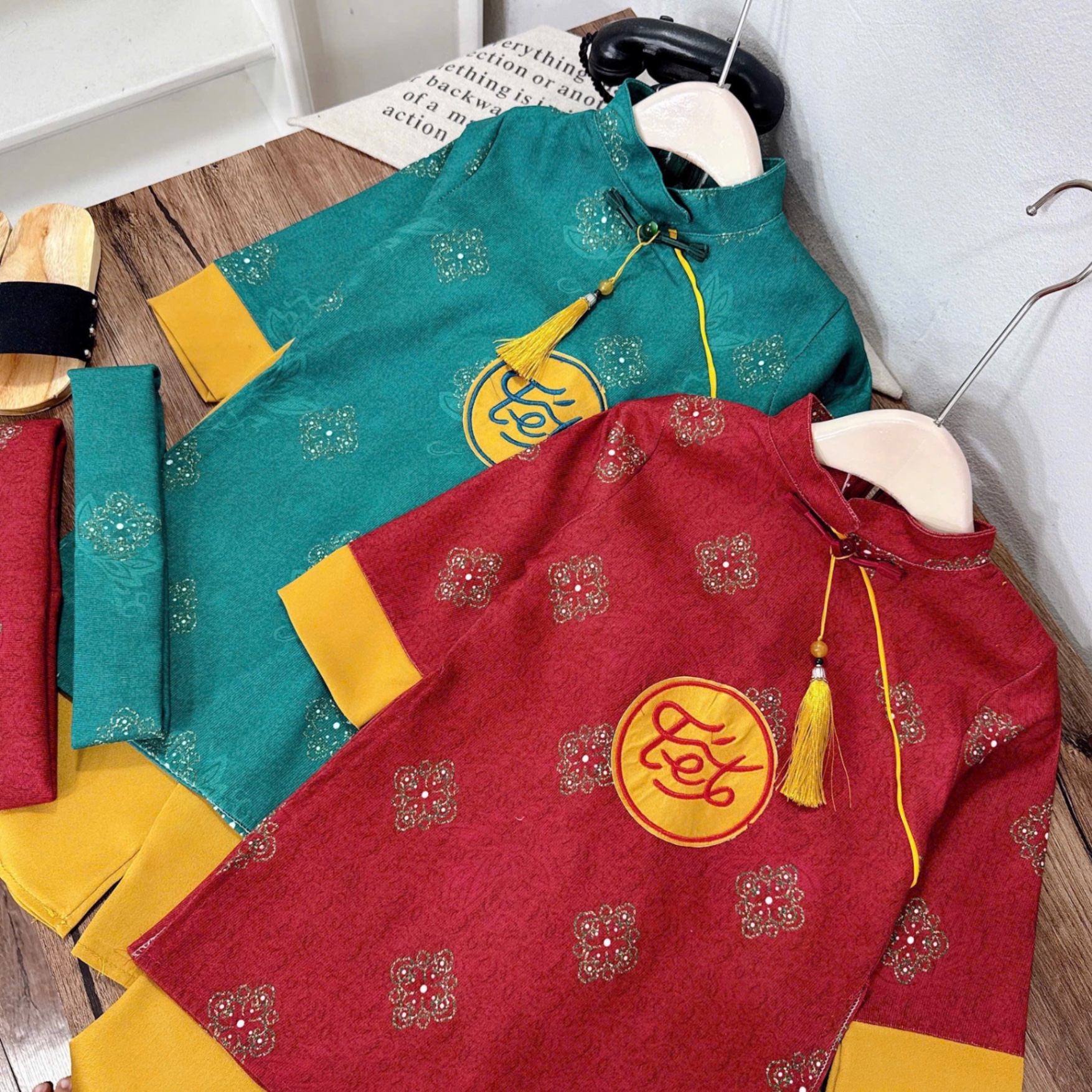 Áo dài chữ tết giữa bé trai kèm mấn