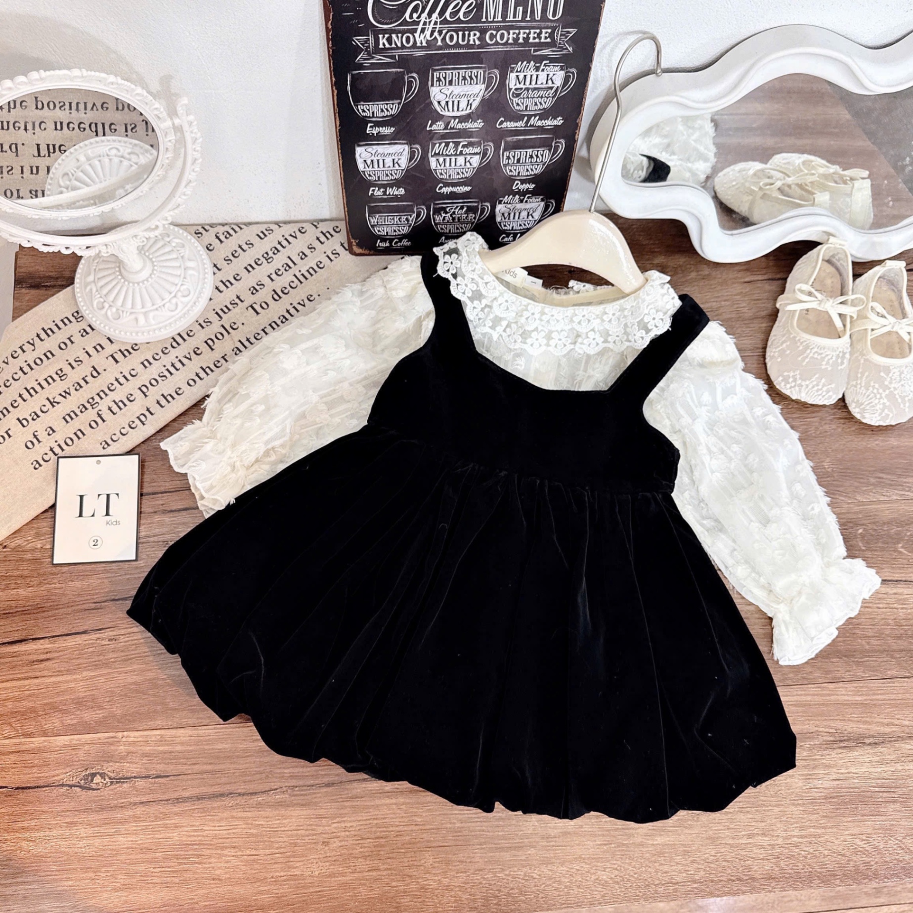 Váy nhung đen kèm áo xinh bé gái