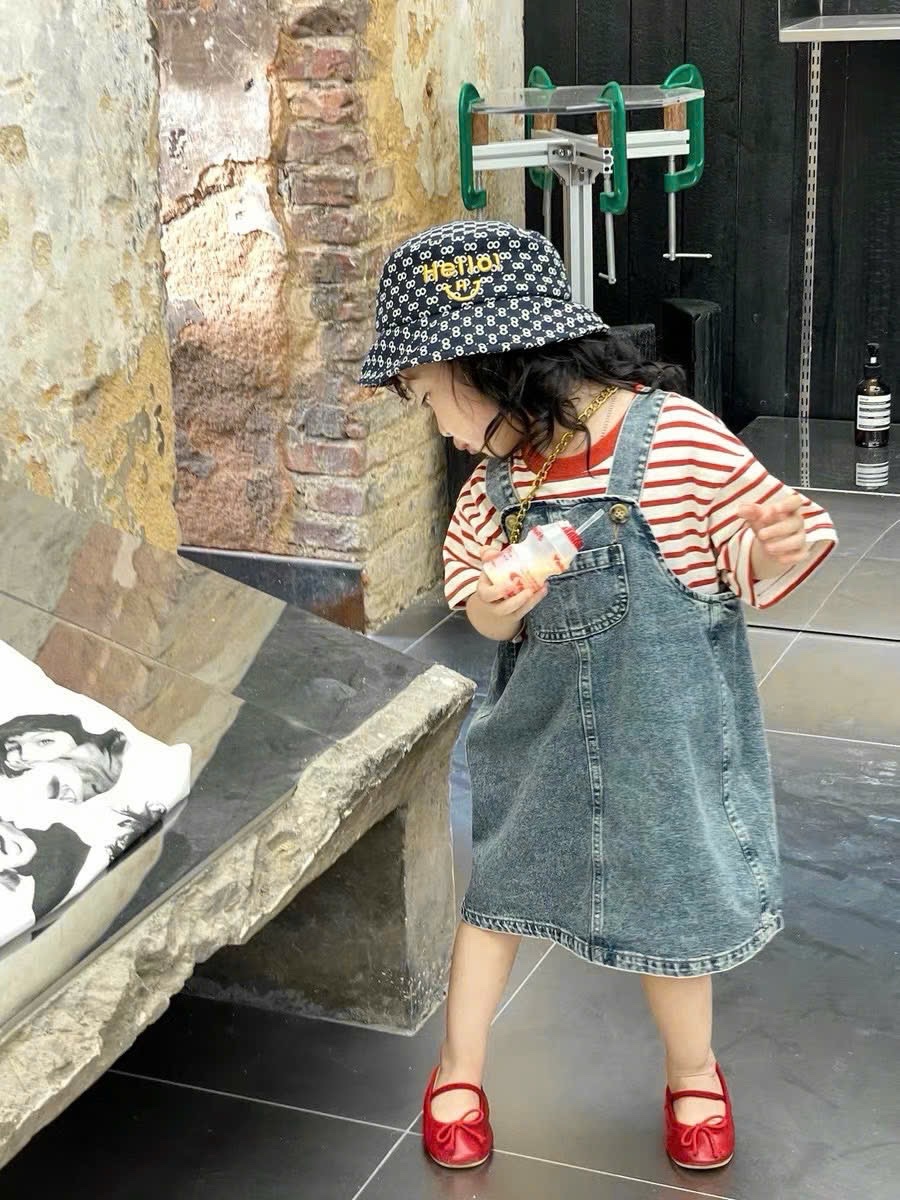 Sét váy bò kèm áo kẻ bé gái