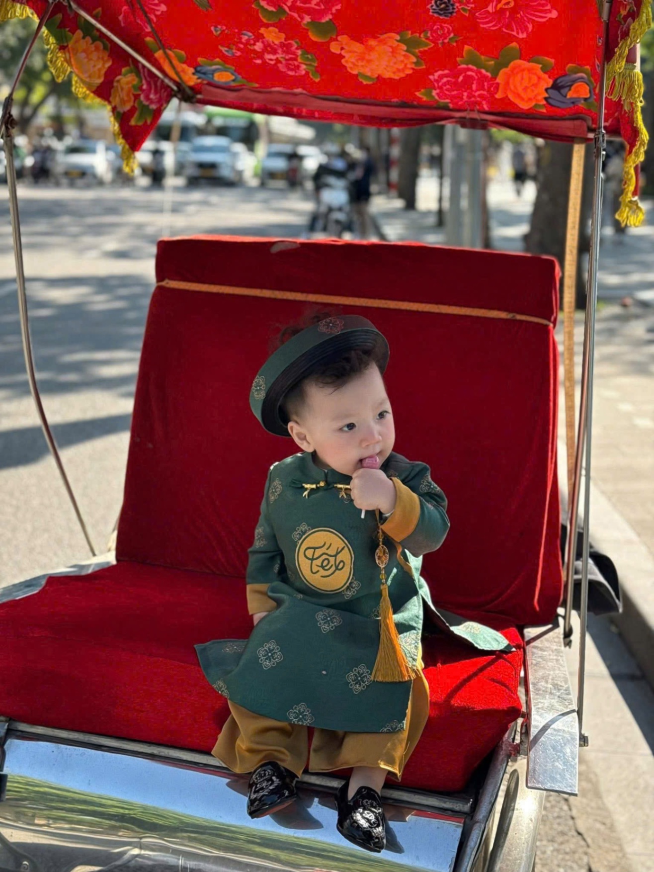 Áo dài chữ tết giữa bé trai kèm mấn