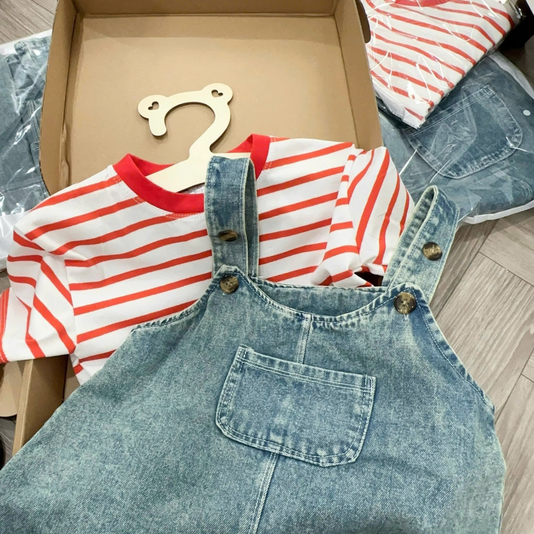 Sét váy bò kèm áo kẻ bé gái