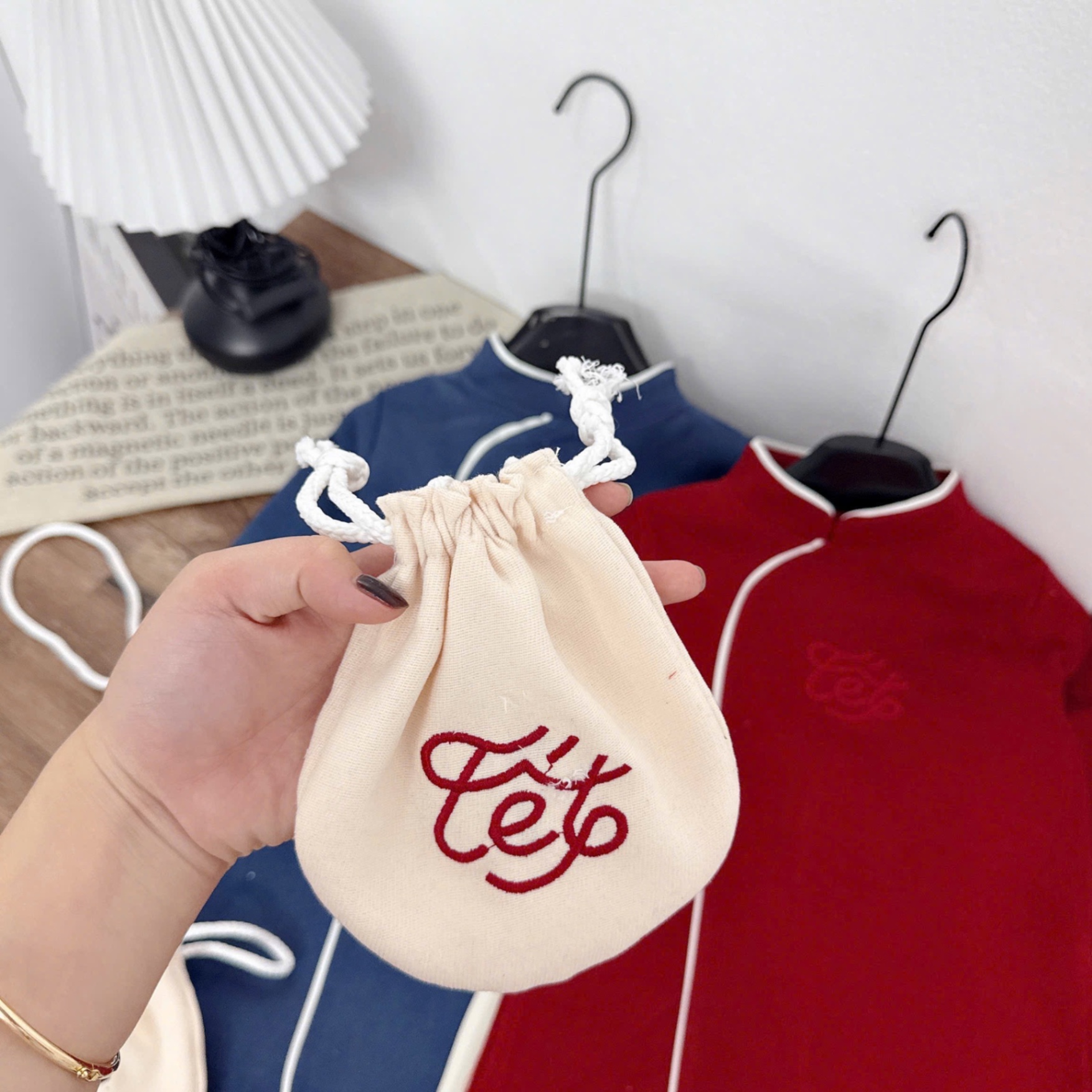 Áo dài bé trai kèm túi tết cho bé trai