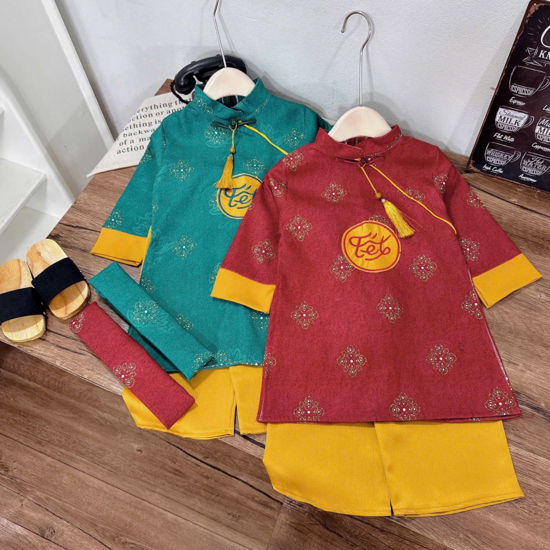 Áo dài chữ tết giữa bé trai kèm mấn