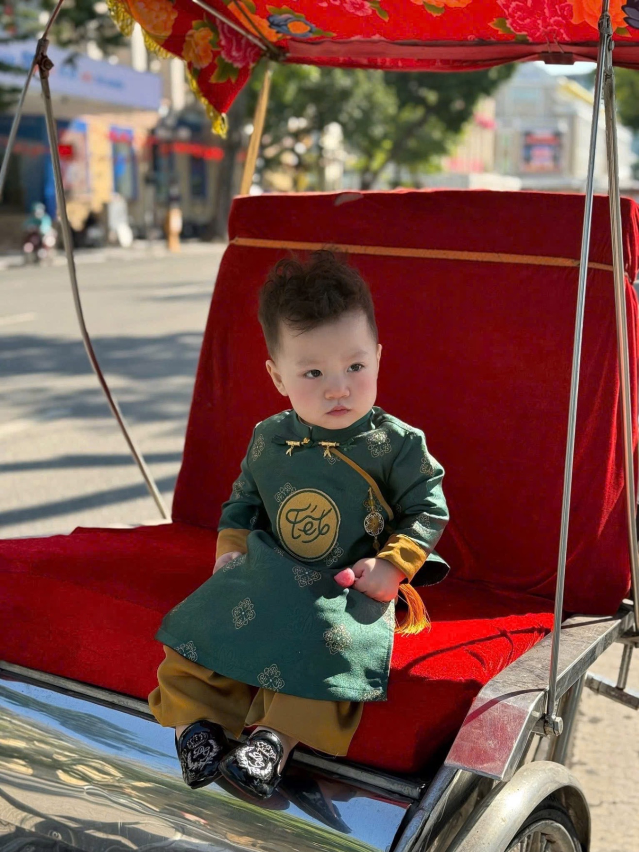 Áo dài chữ tết giữa bé trai kèm mấn