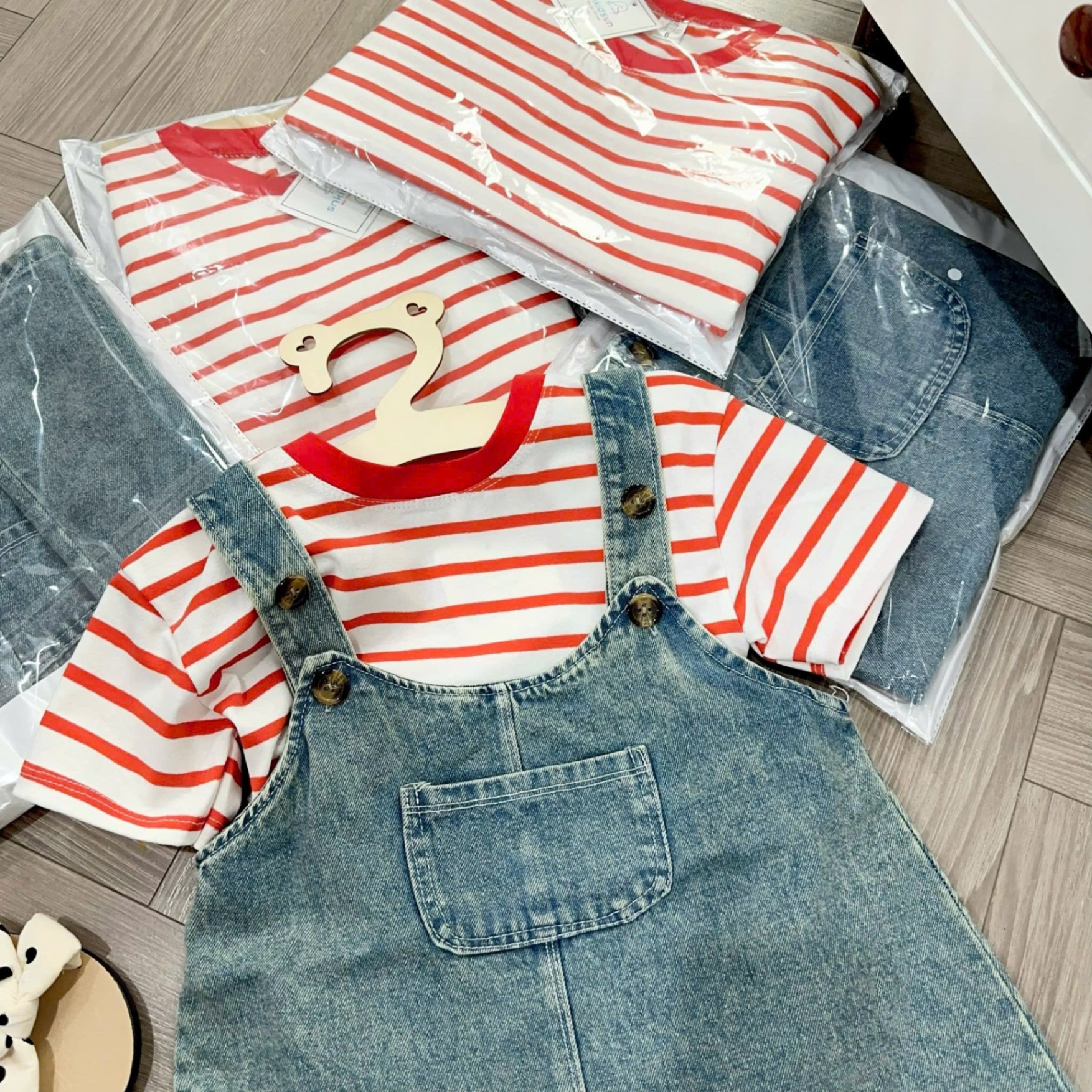 Sét váy bò kèm áo kẻ bé gái