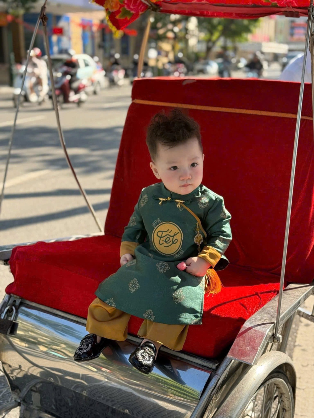 Áo dài chữ tết giữa bé trai kèm mấn