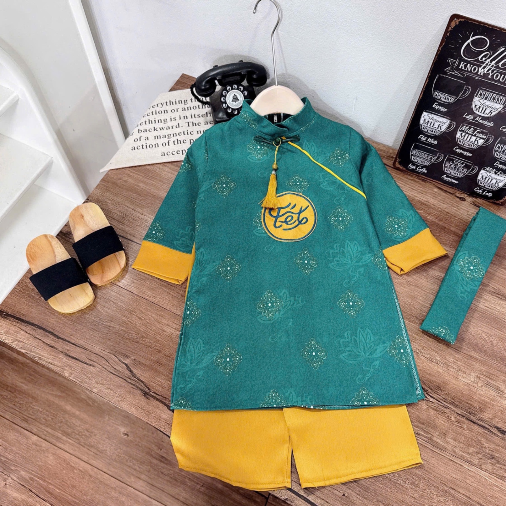 Áo dài chữ tết giữa bé trai kèm mấn
