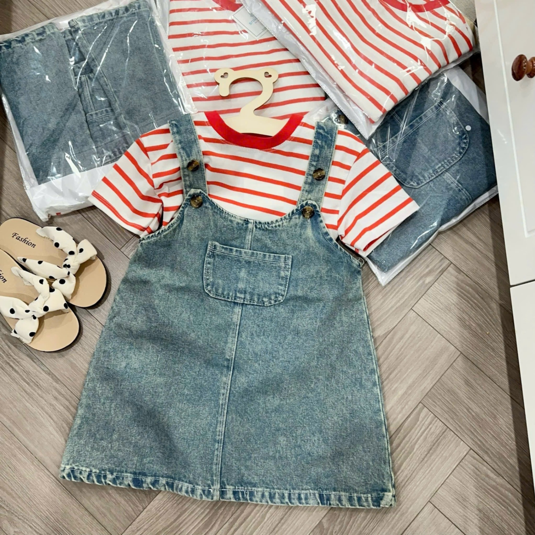 Sét váy bò kèm áo kẻ bé gái