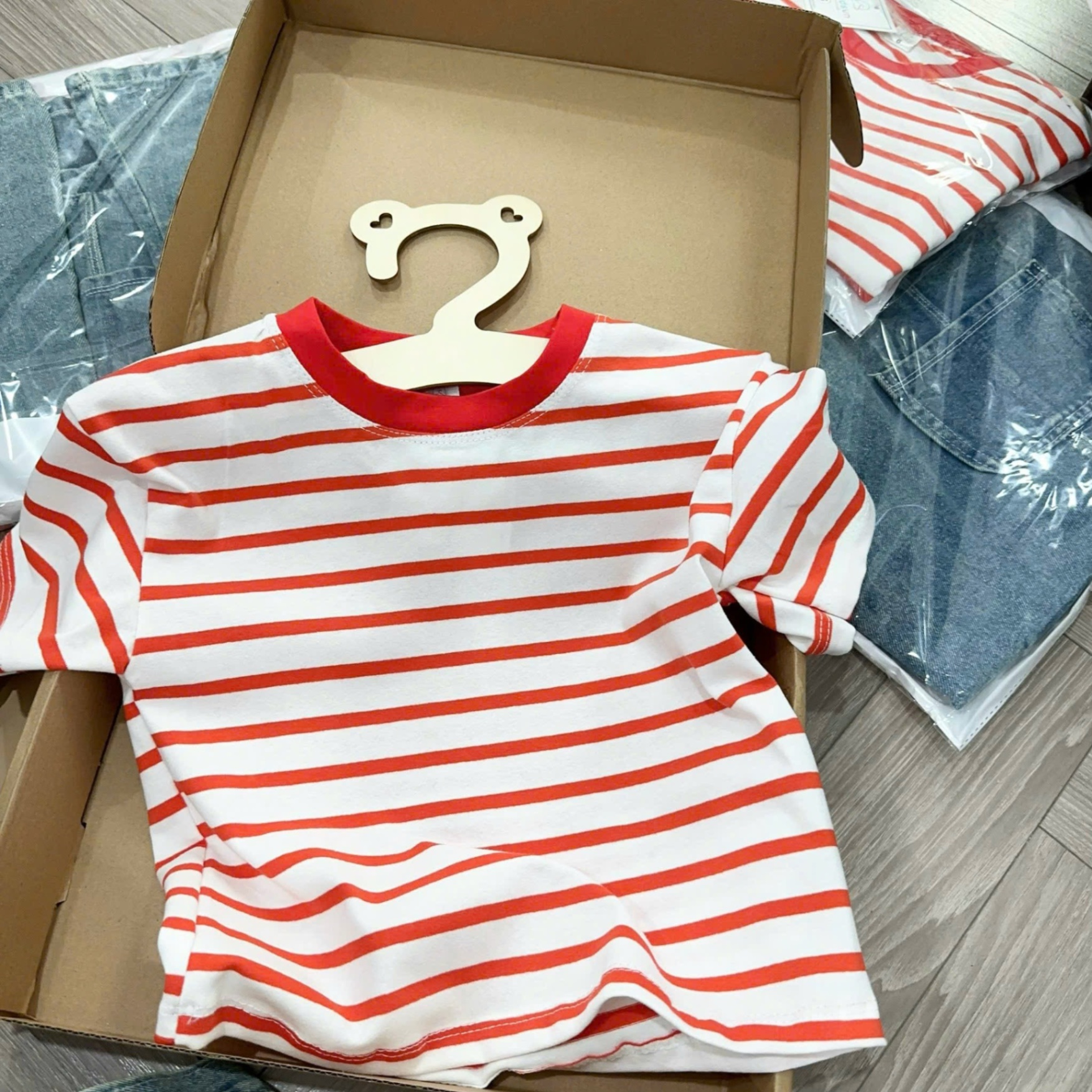 Sét váy bò kèm áo kẻ bé gái