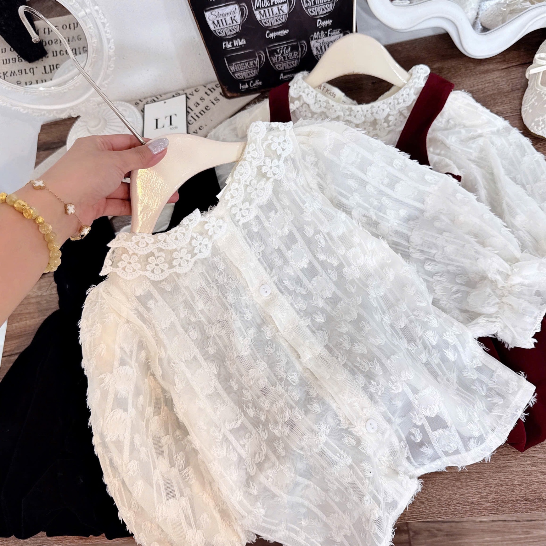 Váy nhung đen kèm áo xinh bé gái