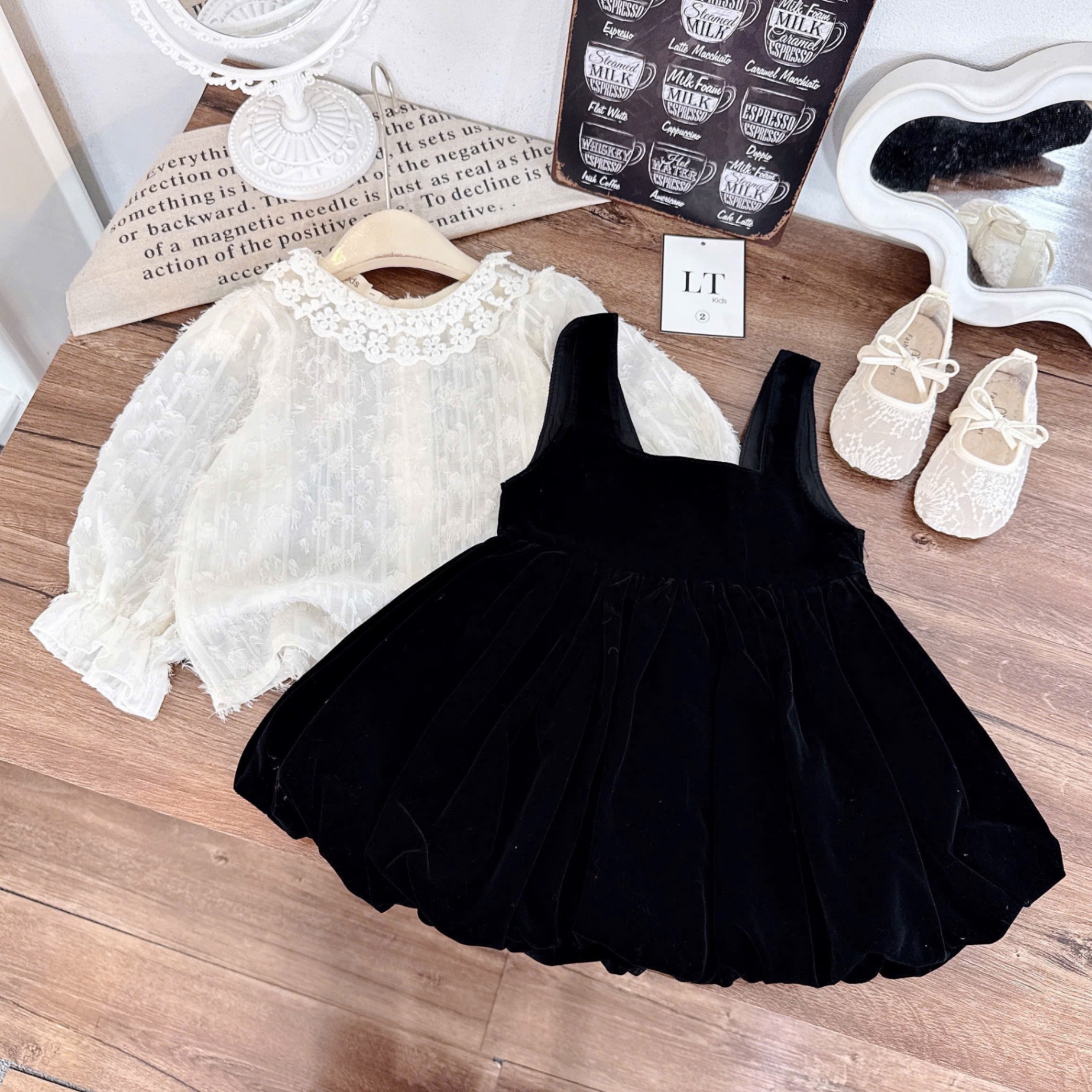 Váy nhung đen kèm áo xinh bé gái