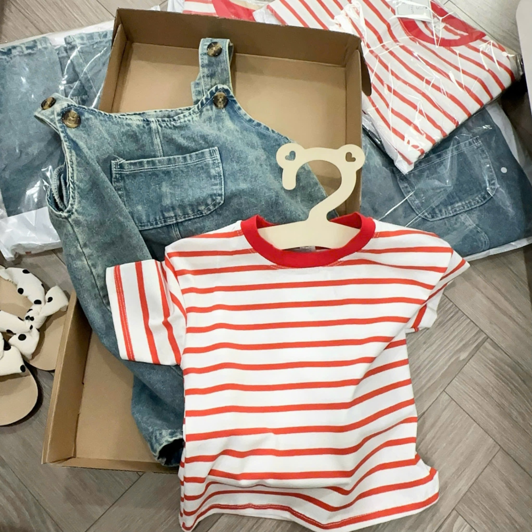 Sét váy bò kèm áo kẻ bé gái