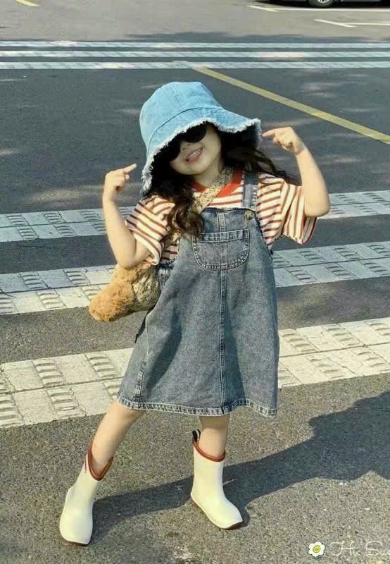 Sét váy bò kèm áo kẻ bé gái