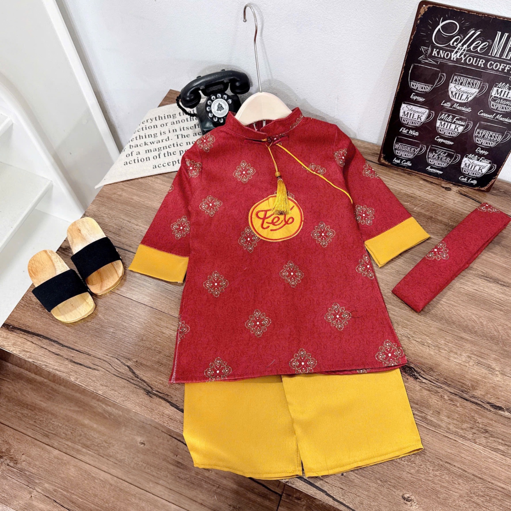 Áo dài chữ tết giữa bé trai kèm mấn