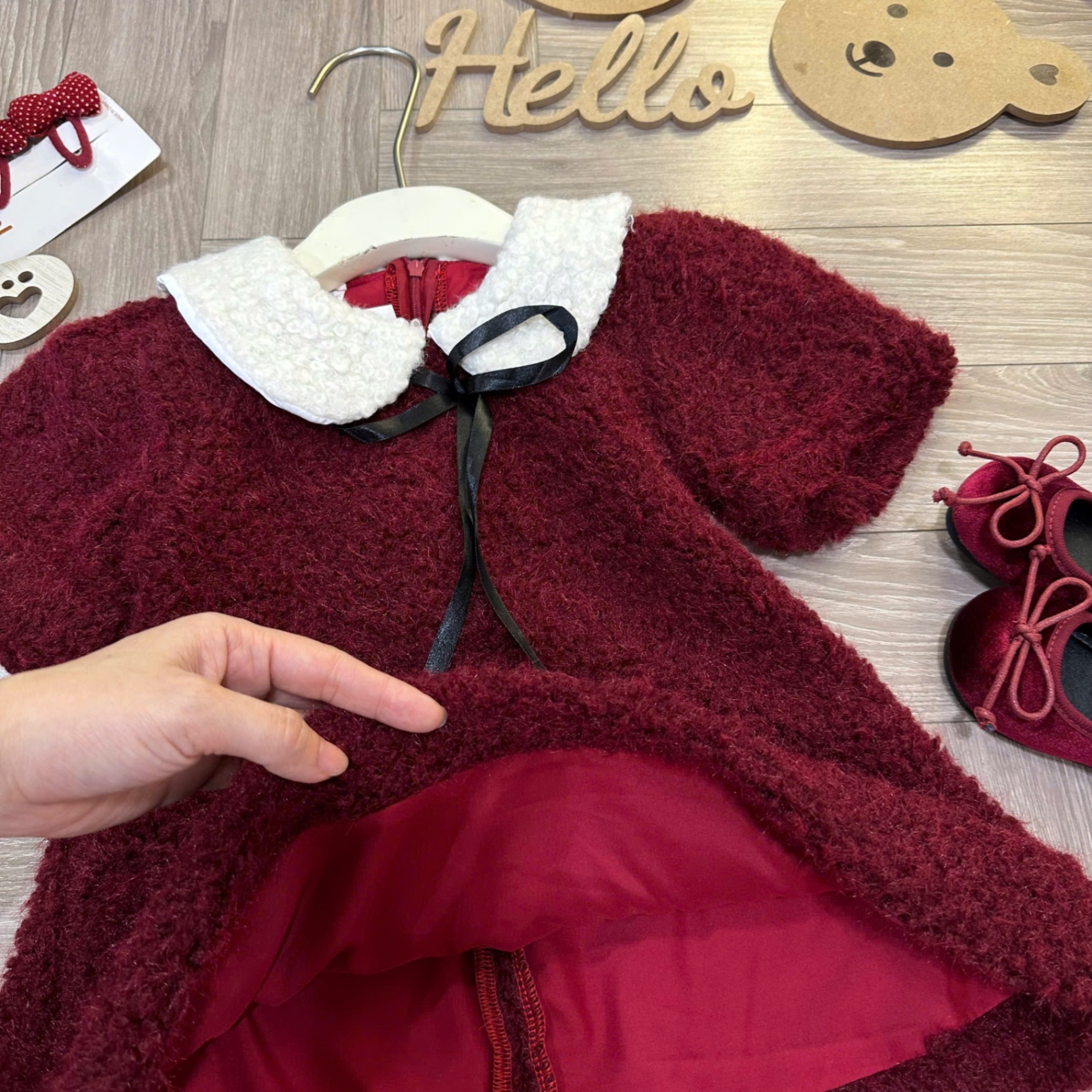 Váy lông đỏ chữ a bé gái