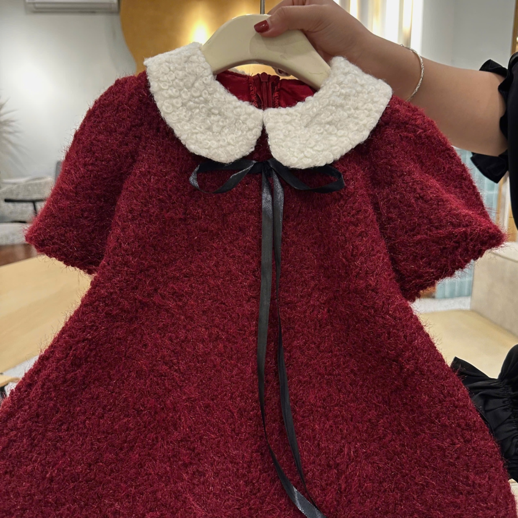 Váy lông đỏ chữ a bé gái