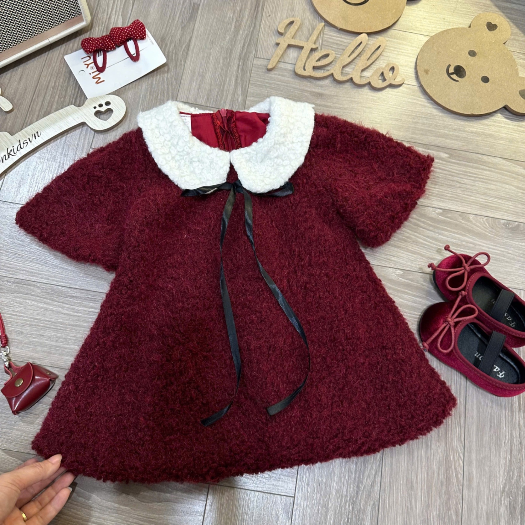 Váy lông đỏ chữ a bé gái