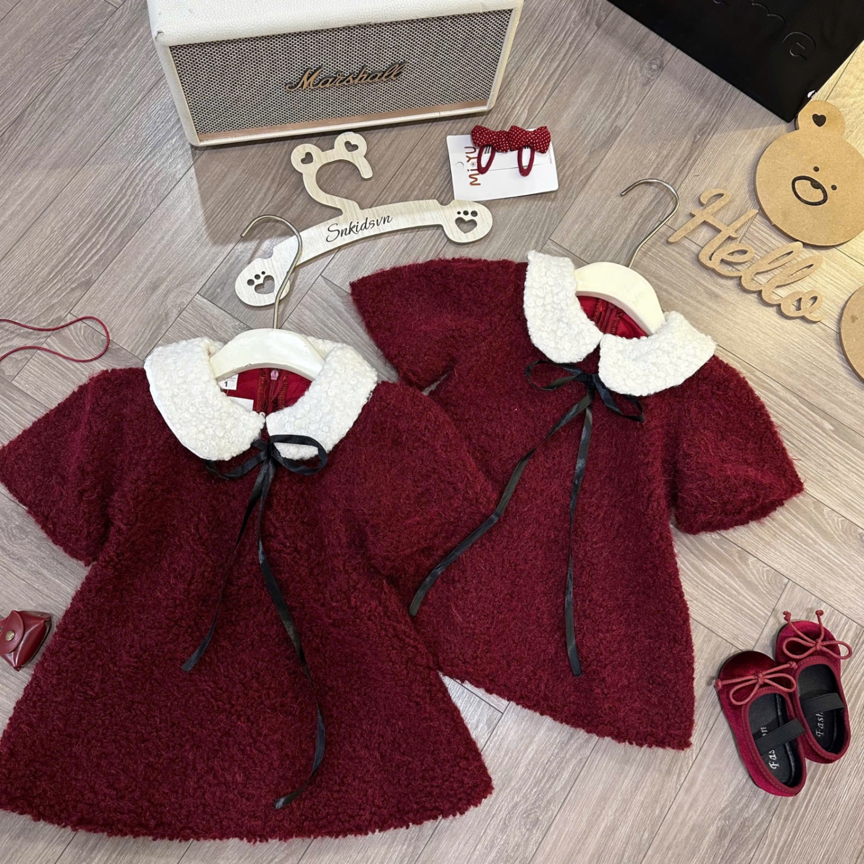 Váy lông đỏ chữ a bé gái