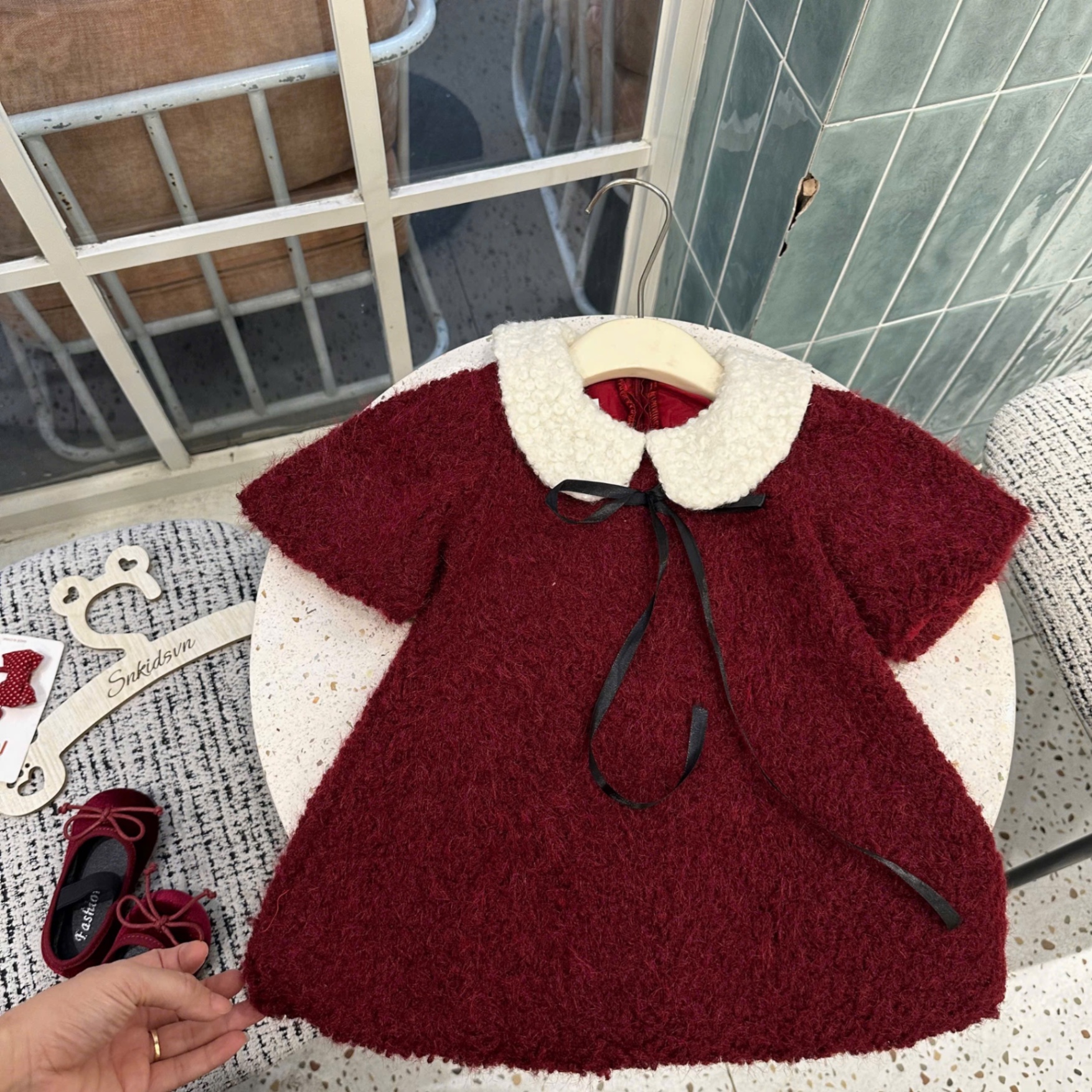 Váy lông đỏ chữ a bé gái