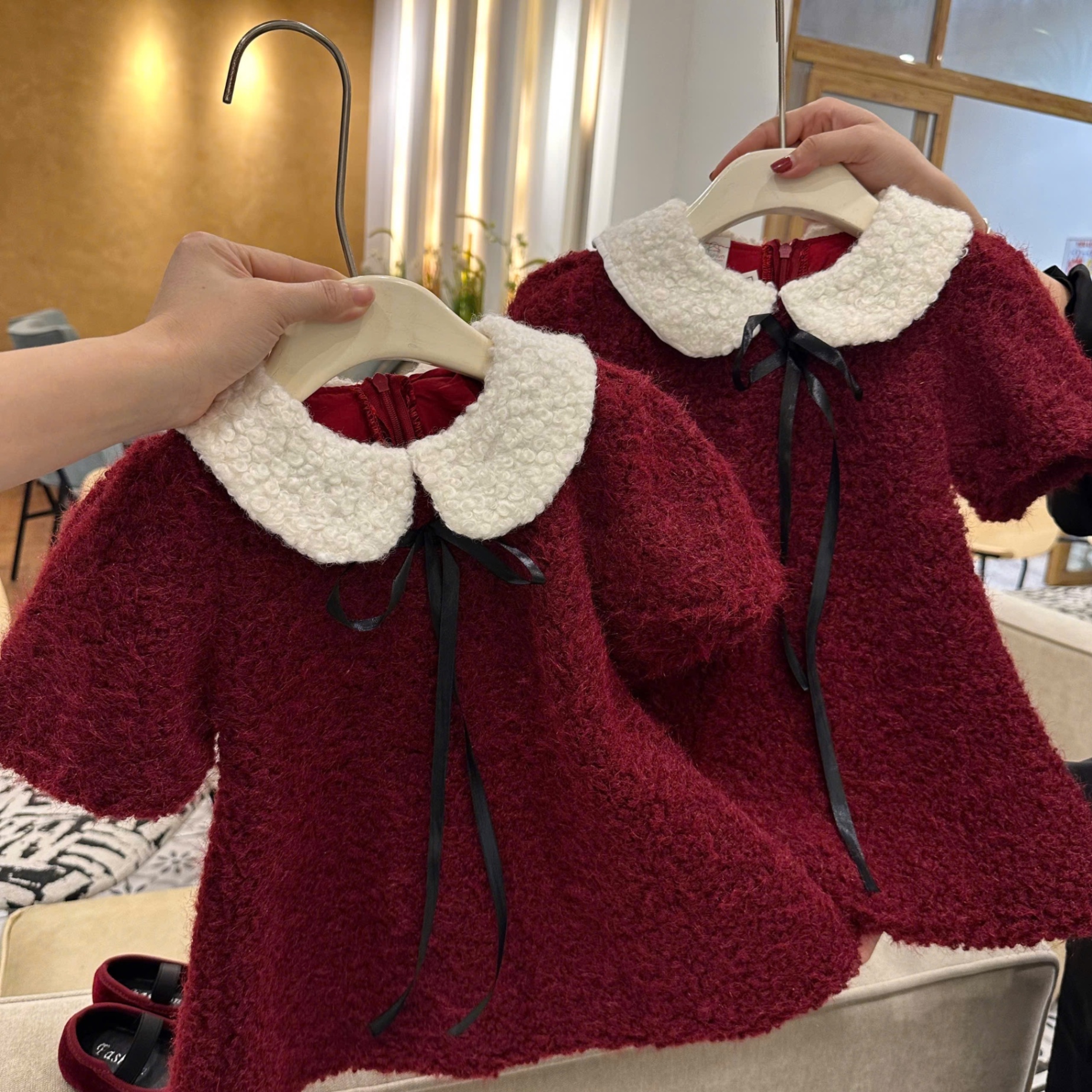 Váy lông đỏ chữ a bé gái