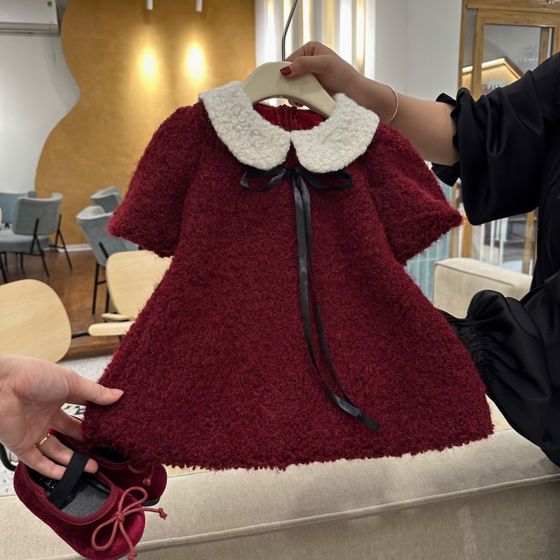 Váy lông đỏ chữ a bé gái