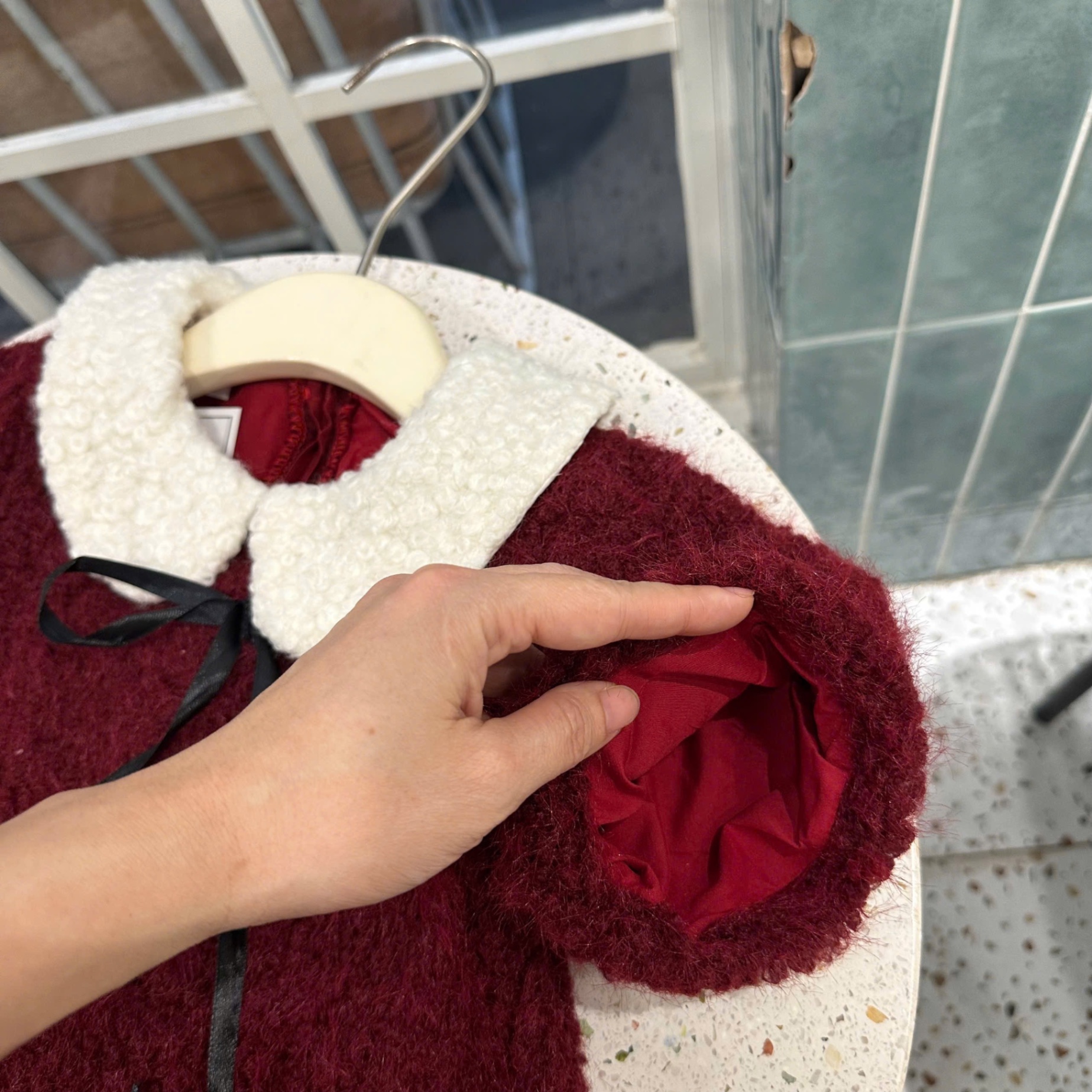 Váy lông đỏ chữ a bé gái